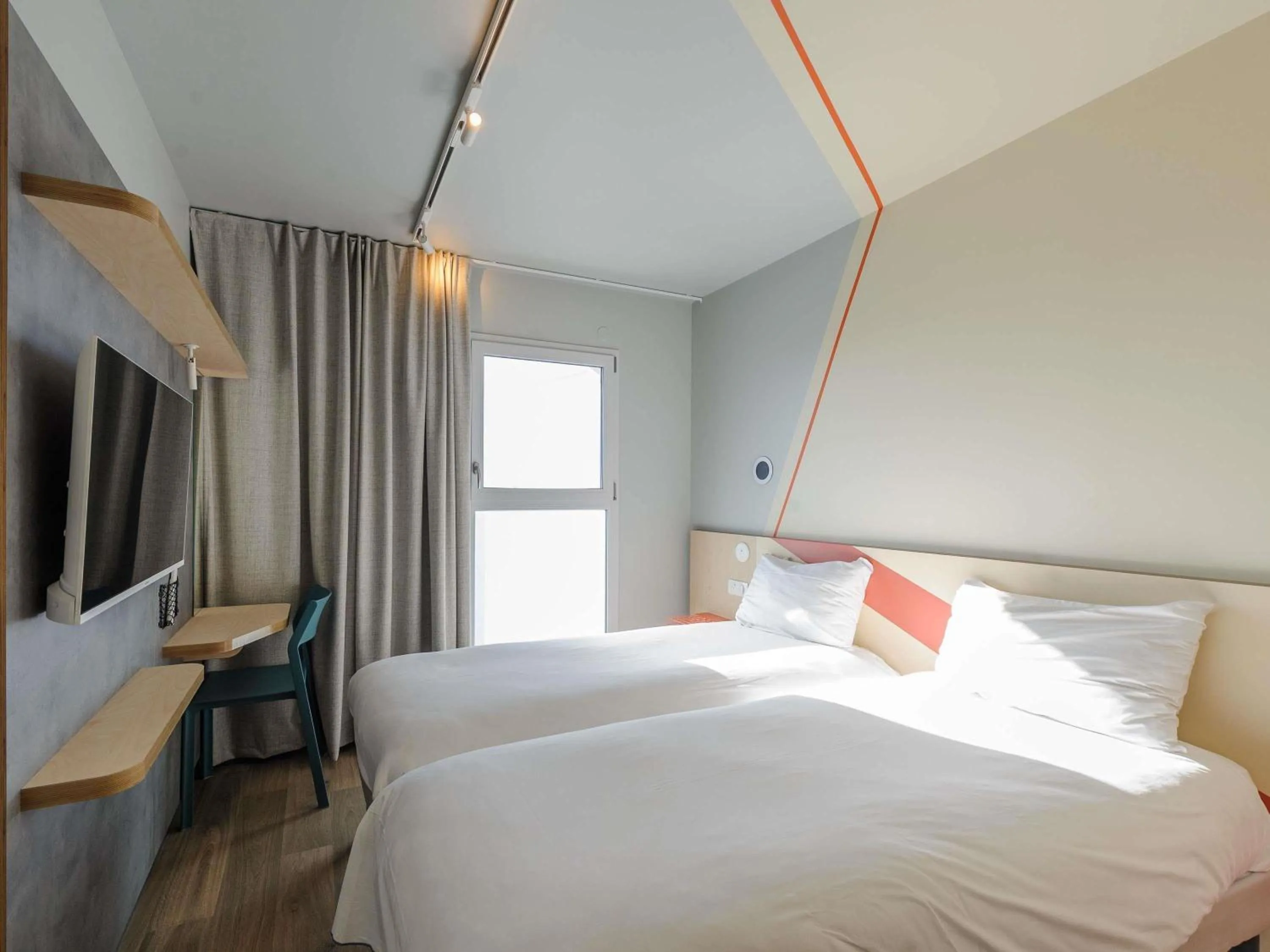 Bedroom, Bed in Ibis Budget La Rochelle Puilboreau