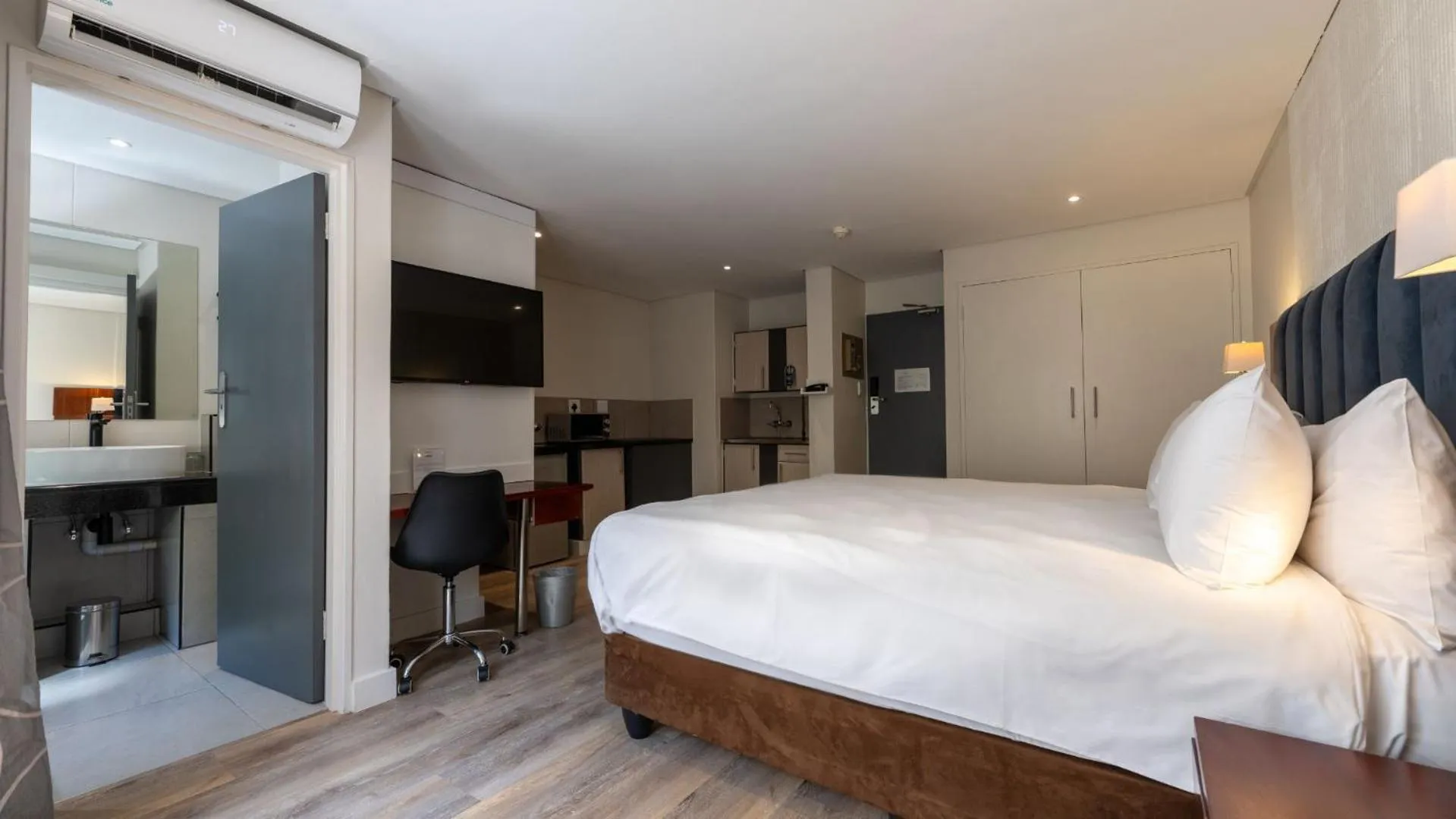 Bedroom, Bed in ANEW Hotel Hatfield Pretoria