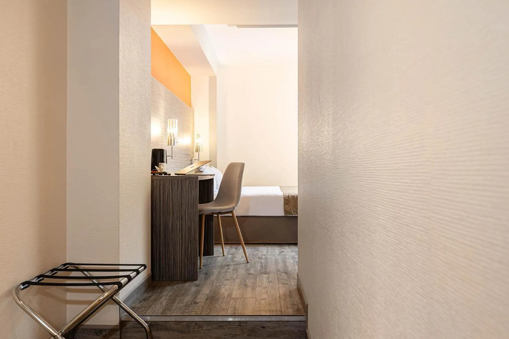 Photo of the whole room in The Originals City, Hôtel Bristol, Le Puy-en-Velay