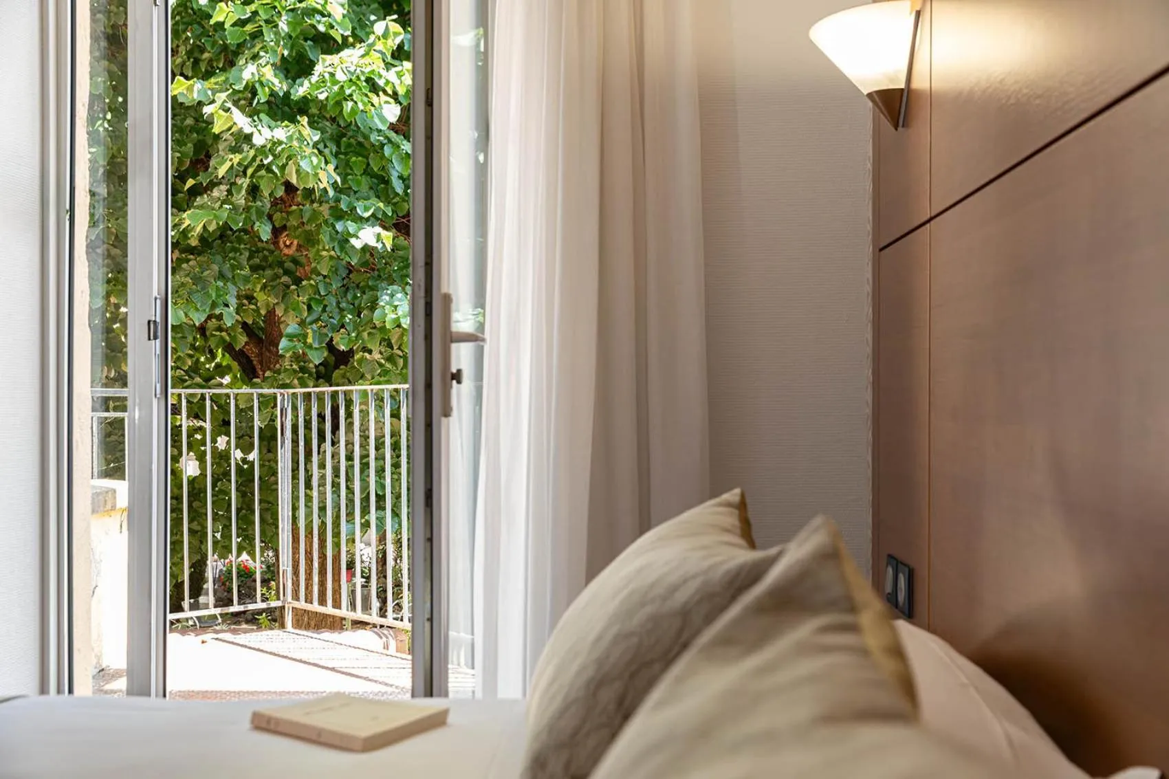 Bedroom, Bed in The Originals City, Hôtel Bristol, Le Puy-en-Velay