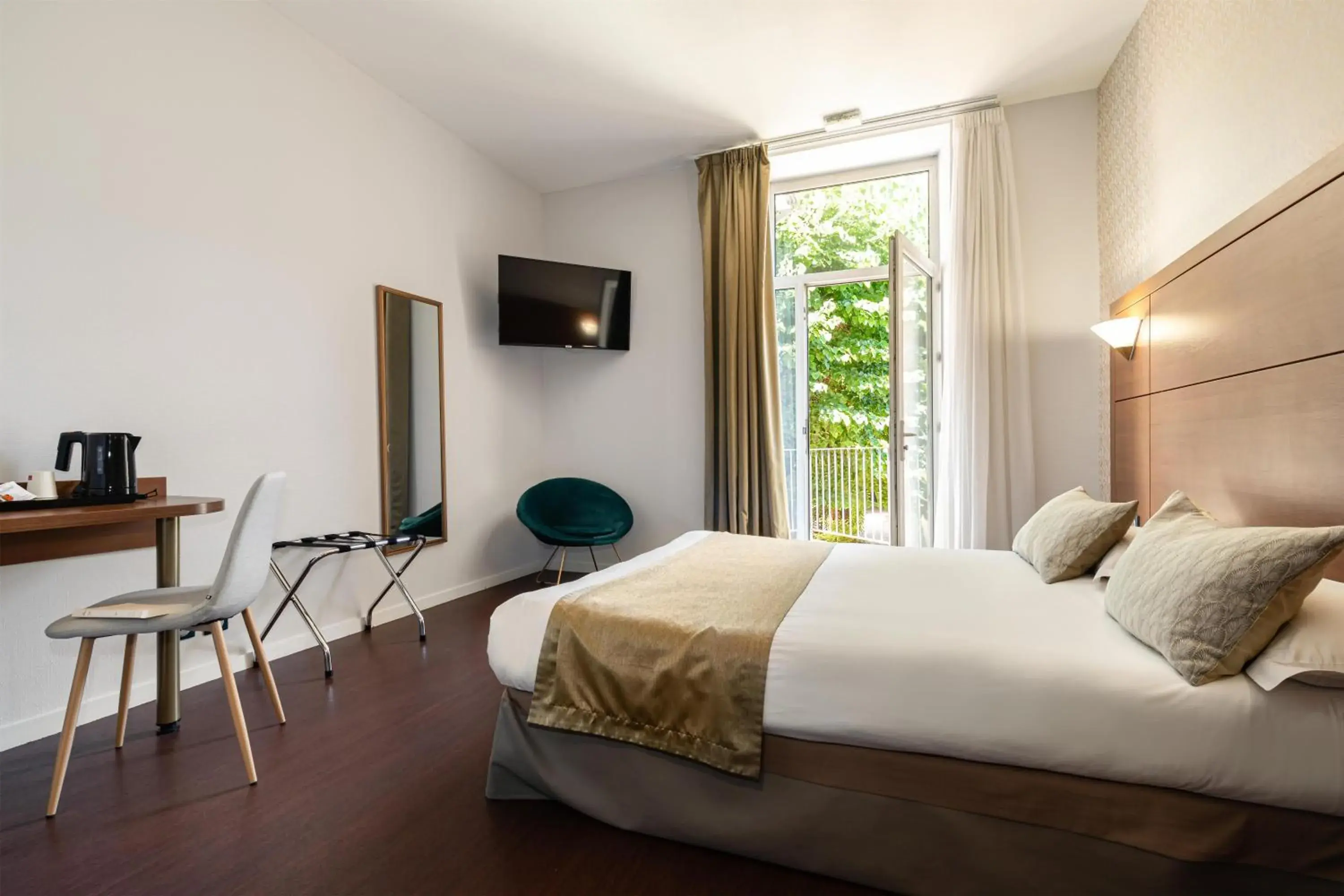 Bedroom, Bed in Best Western Le Bristol Bedroom, Bed in Best Western Le Bristol