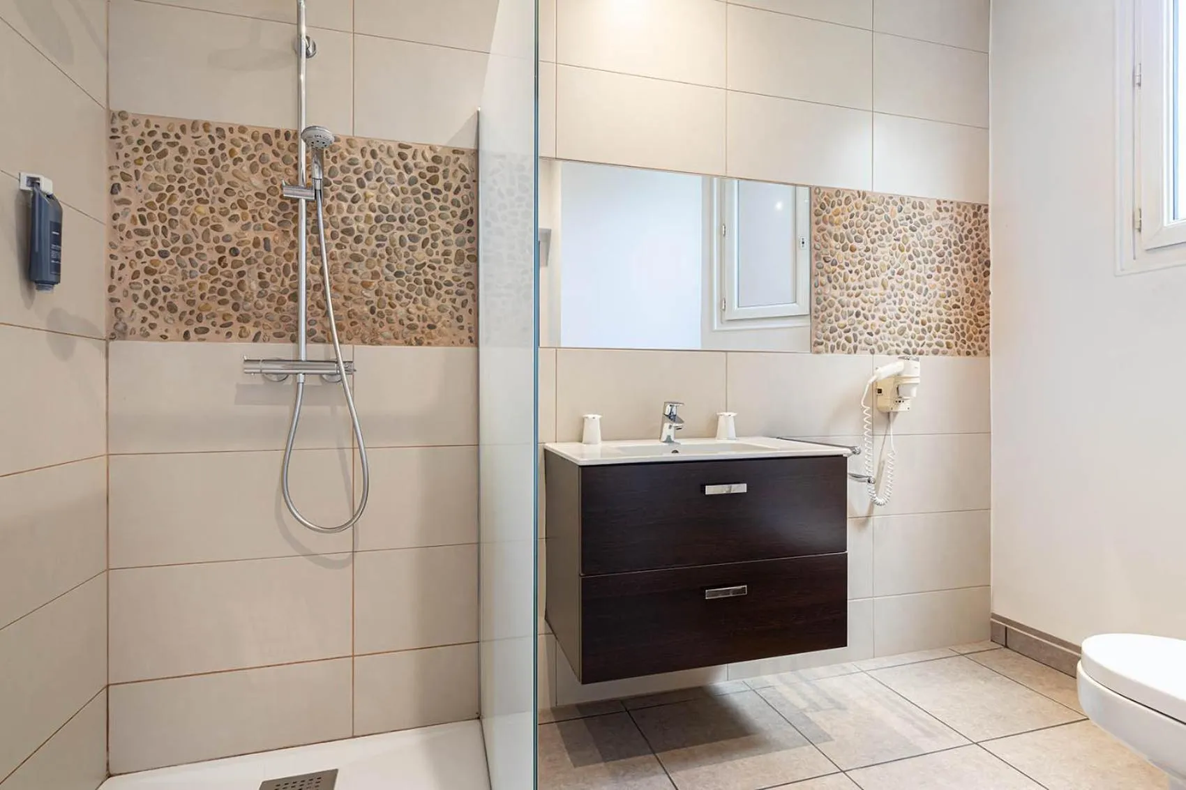 Bathroom in The Originals City, Hôtel Bristol, Le Puy-en-Velay