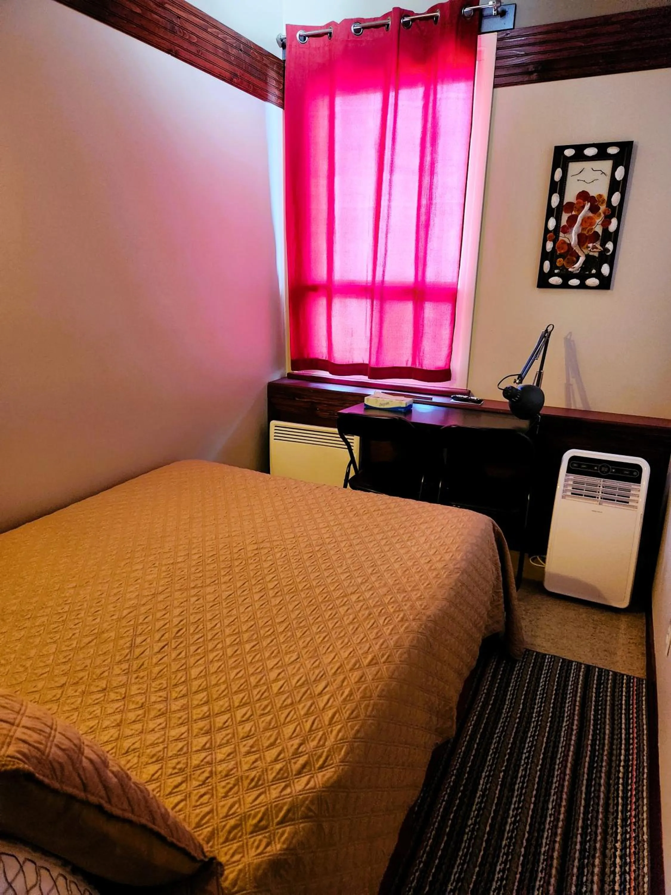 Bedroom, Bed in Auberge Internationale La Vieille École