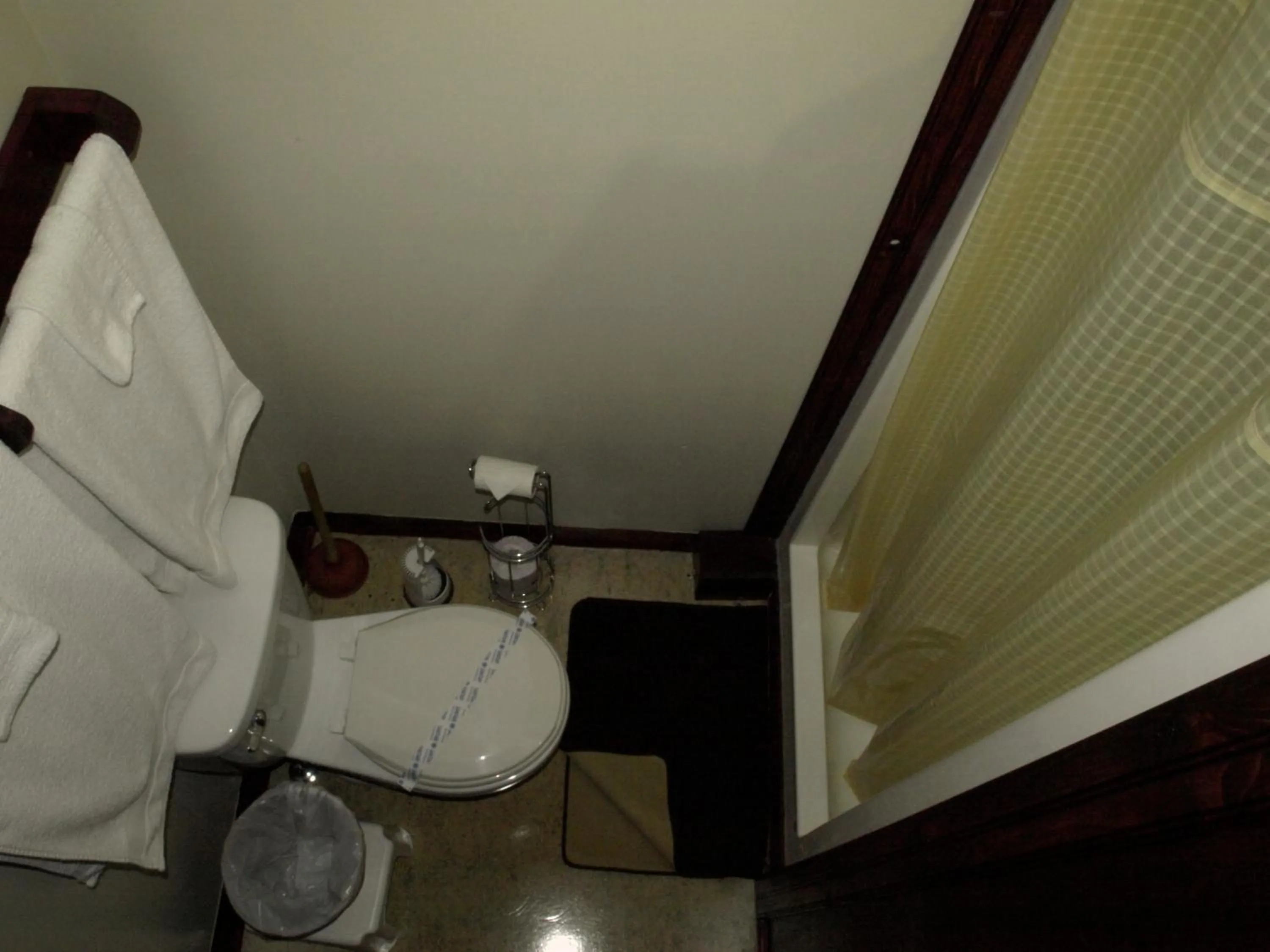 Bathroom, Bed in Auberge Internationale La Vieille École