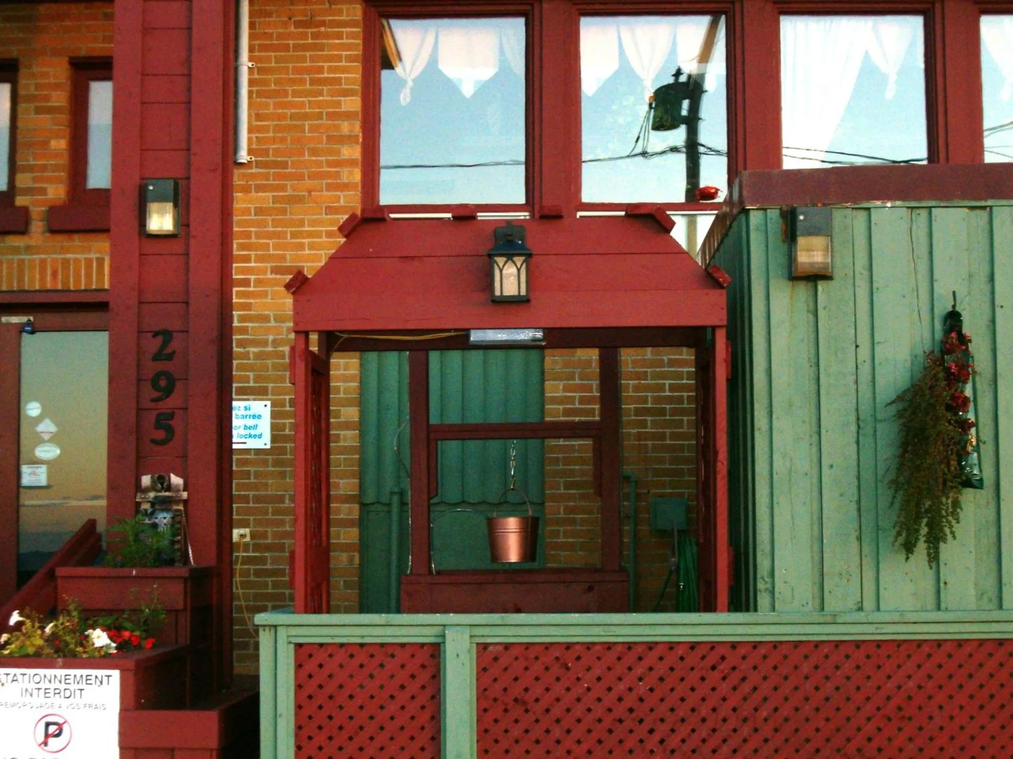 Facade/entrance in Auberge Internationale La Vieille École