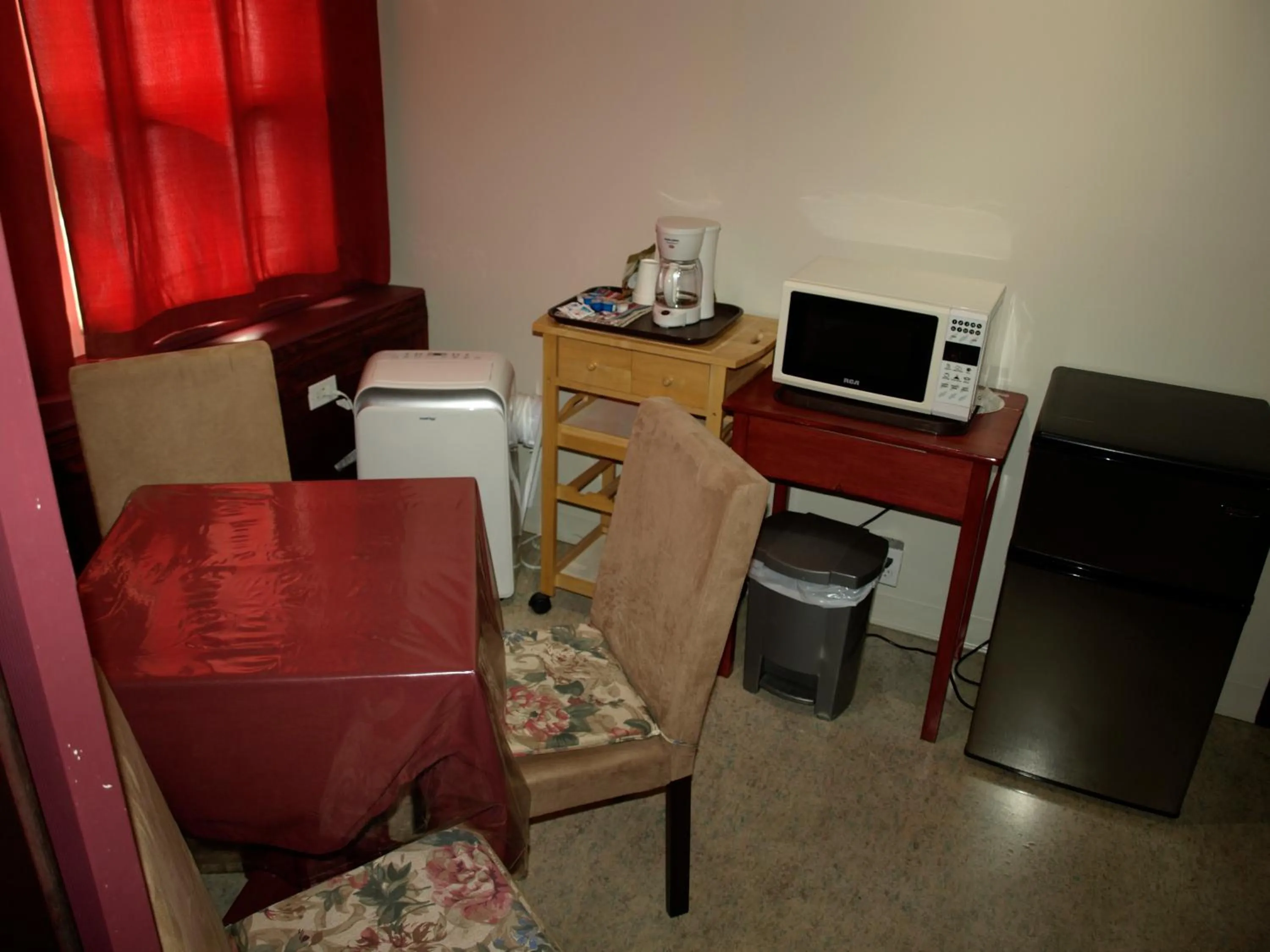 Coffee/tea facilities in Auberge Internationale La Vieille École