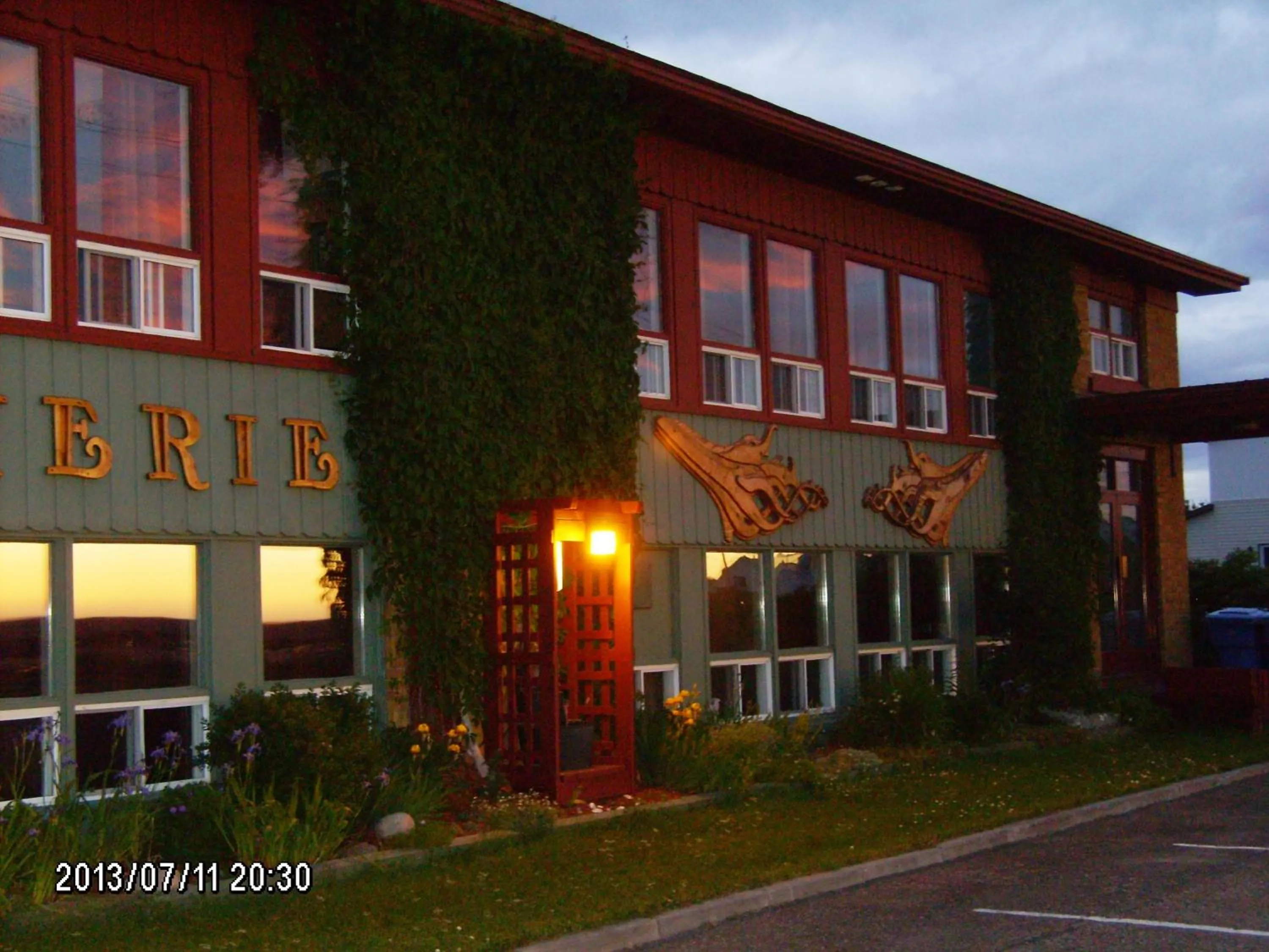 Facade/entrance in Auberge Internationale La Vieille École
