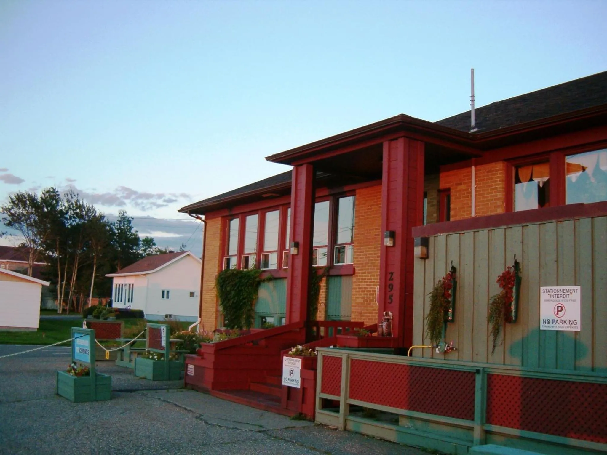 Facade/entrance in Auberge Internationale La Vieille École