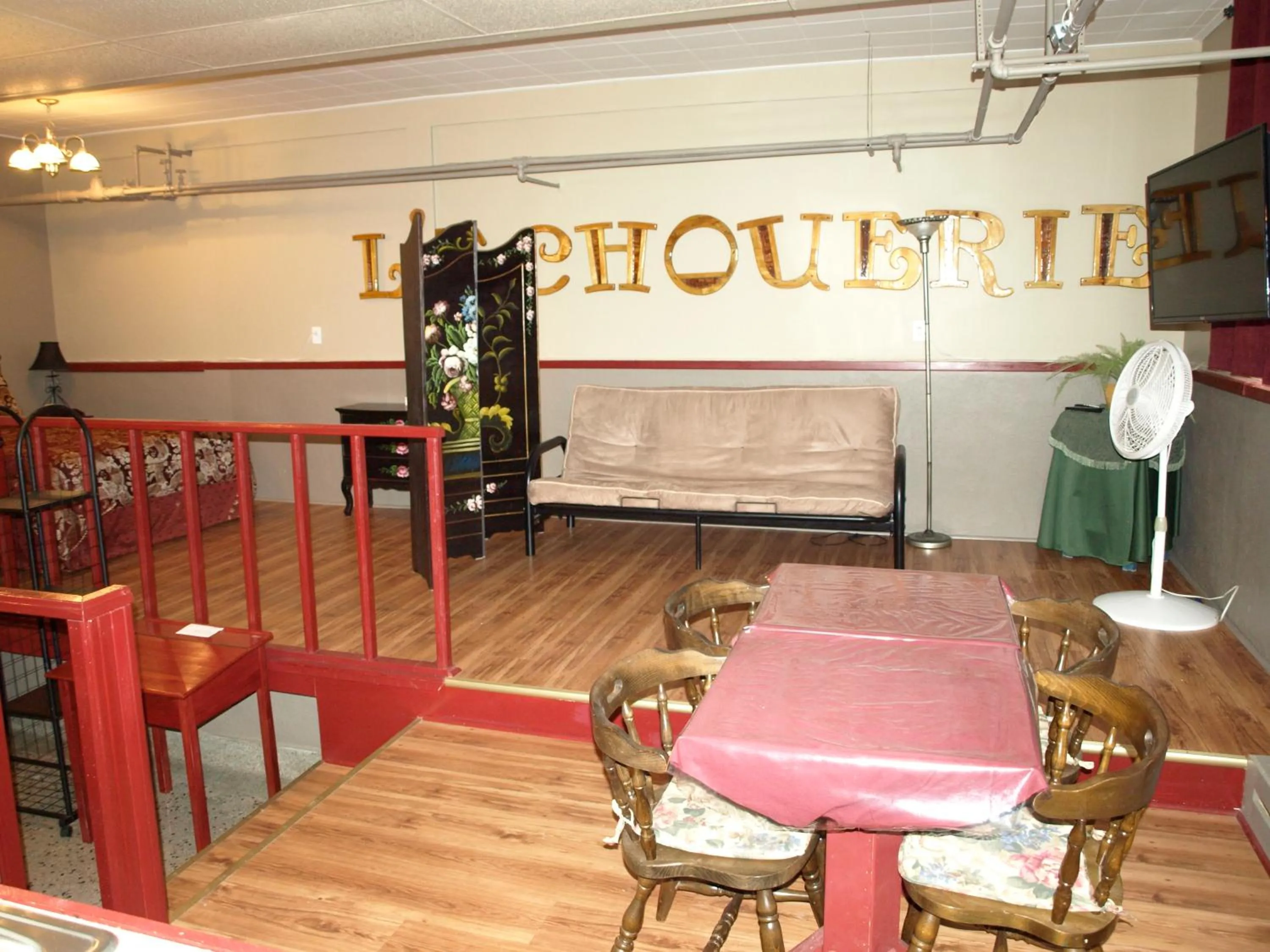 TV and multimedia in Auberge Internationale La Vieille École