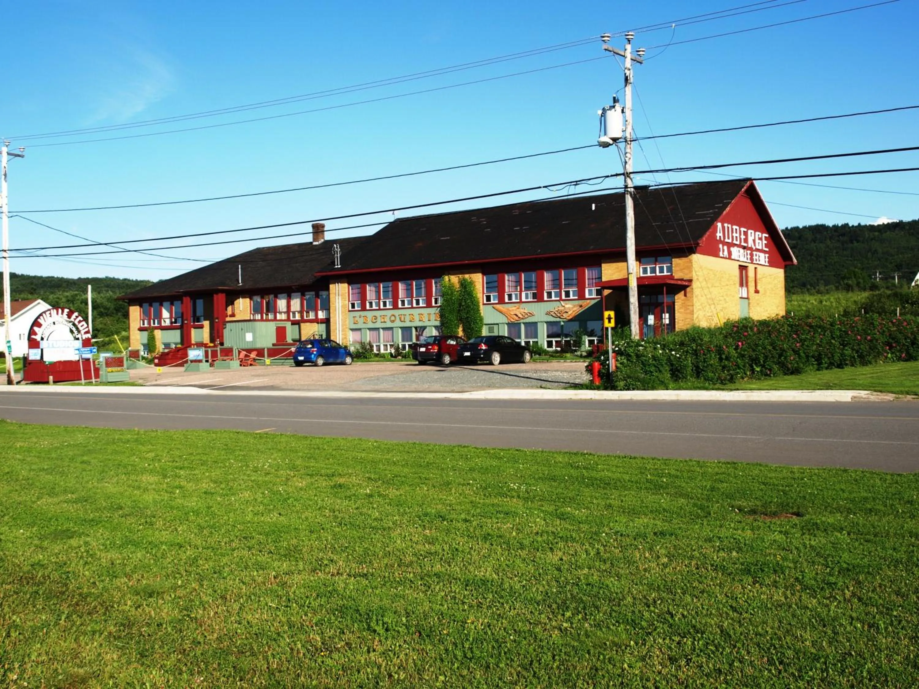 Facade/entrance in Auberge Internationale La Vieille École