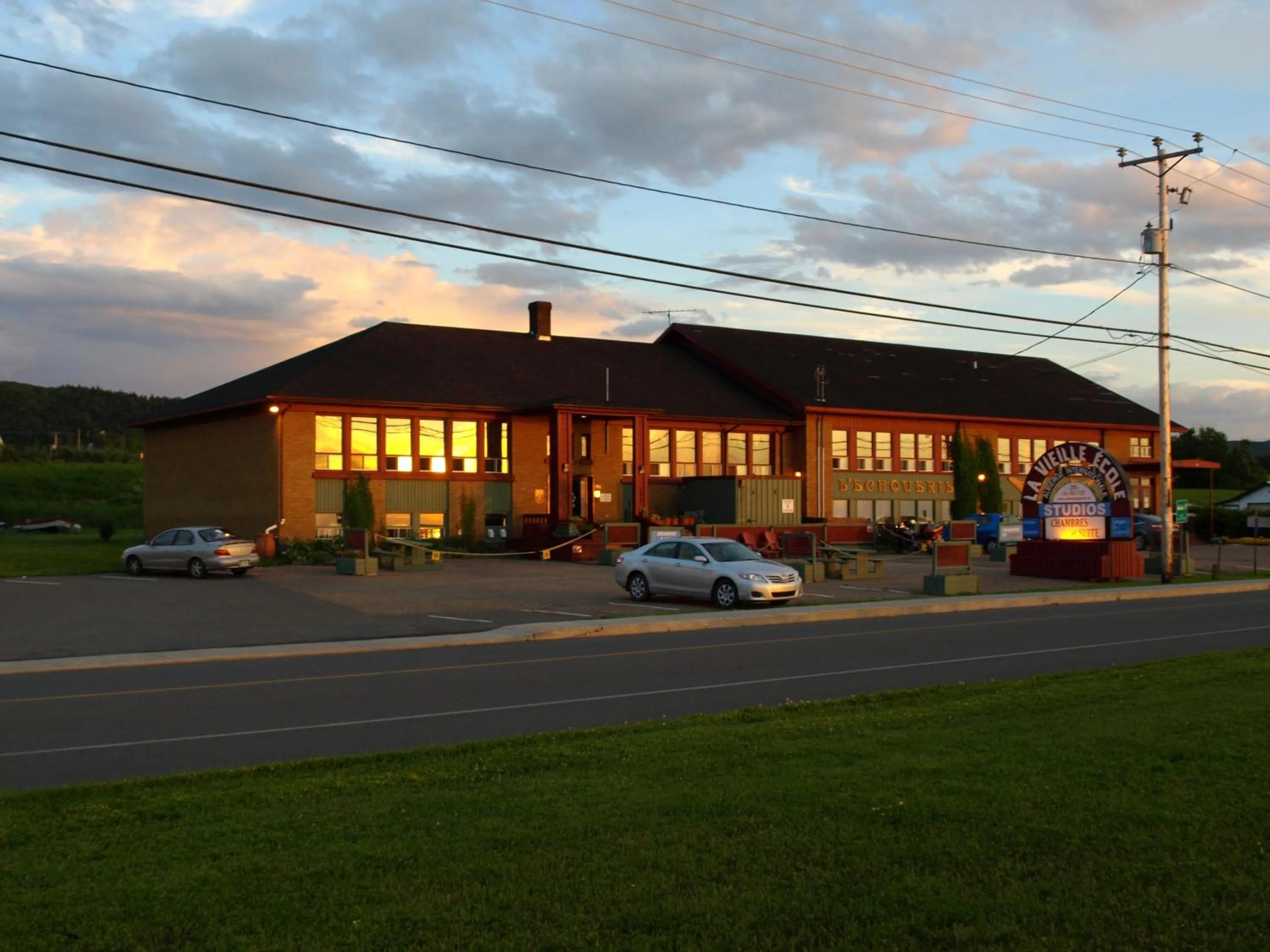 Facade/entrance in Auberge Internationale La Vieille École