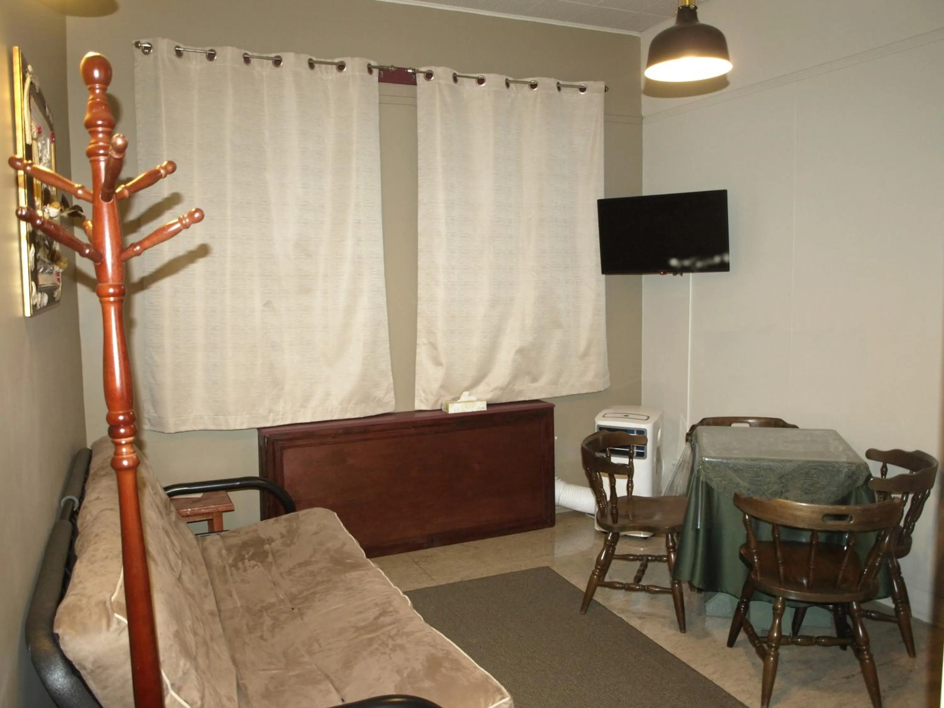 TV and multimedia in Auberge Internationale La Vieille École