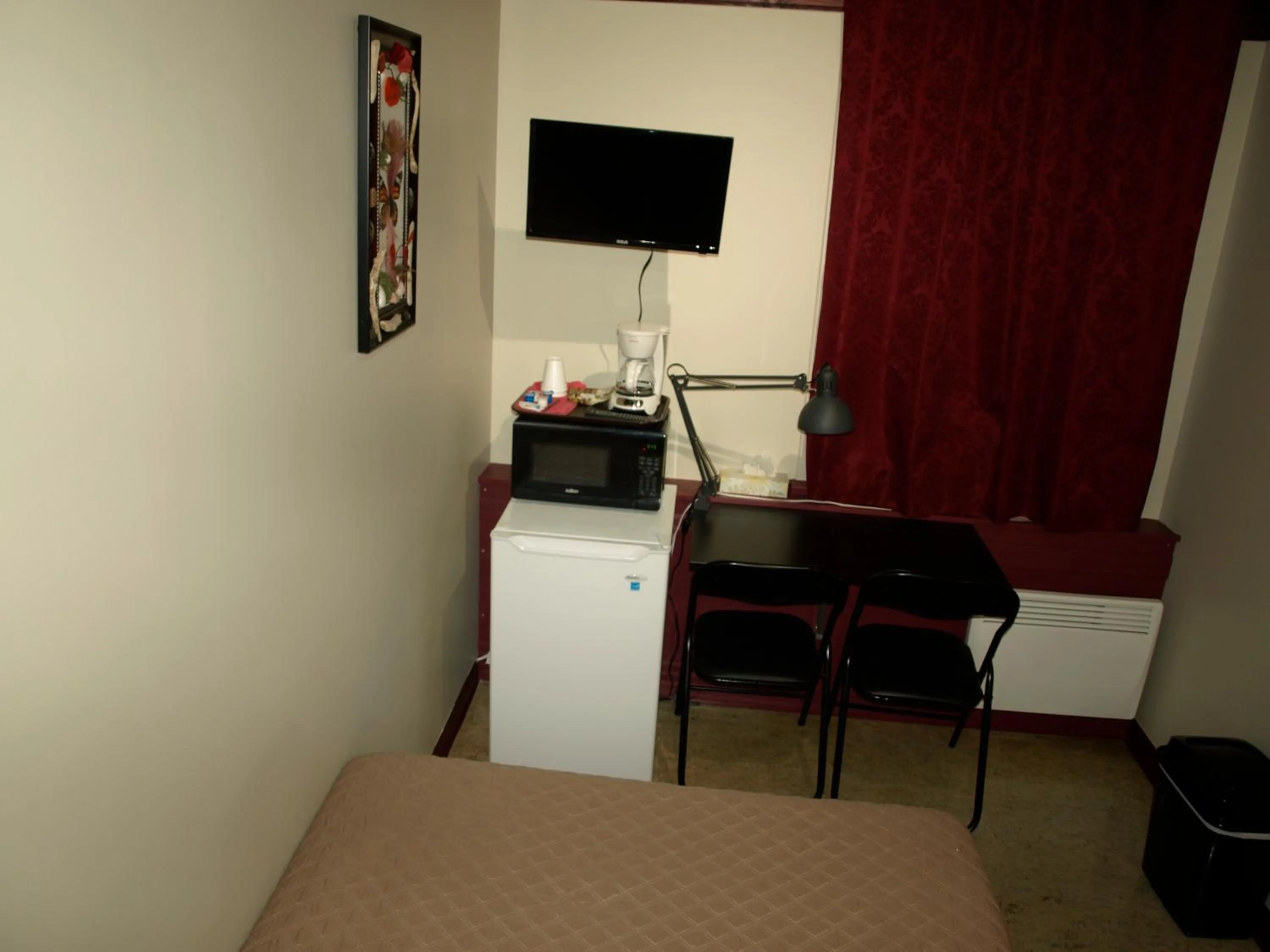 TV and multimedia in Auberge Internationale La Vieille École