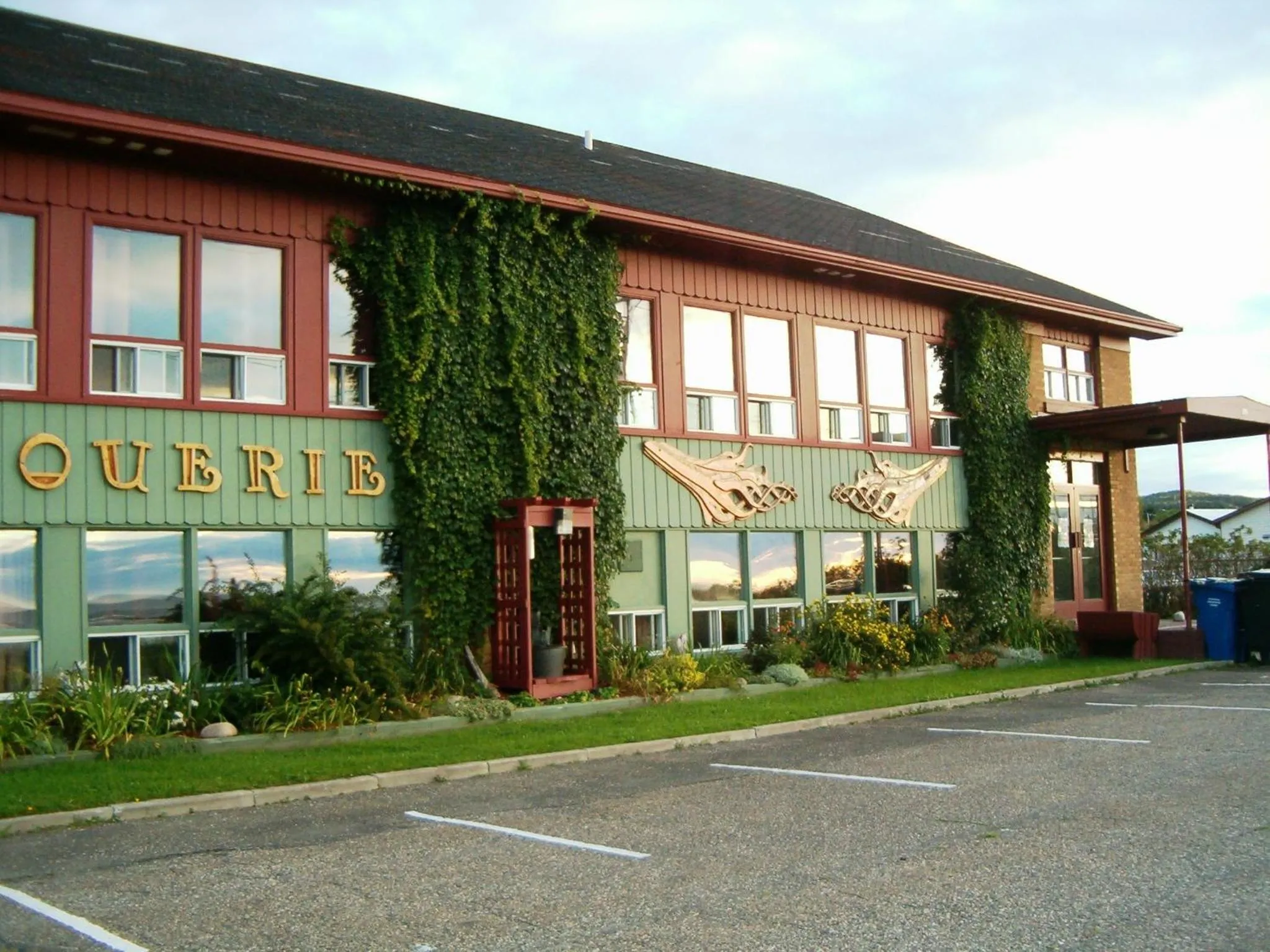 Facade/entrance in Auberge Internationale La Vieille École