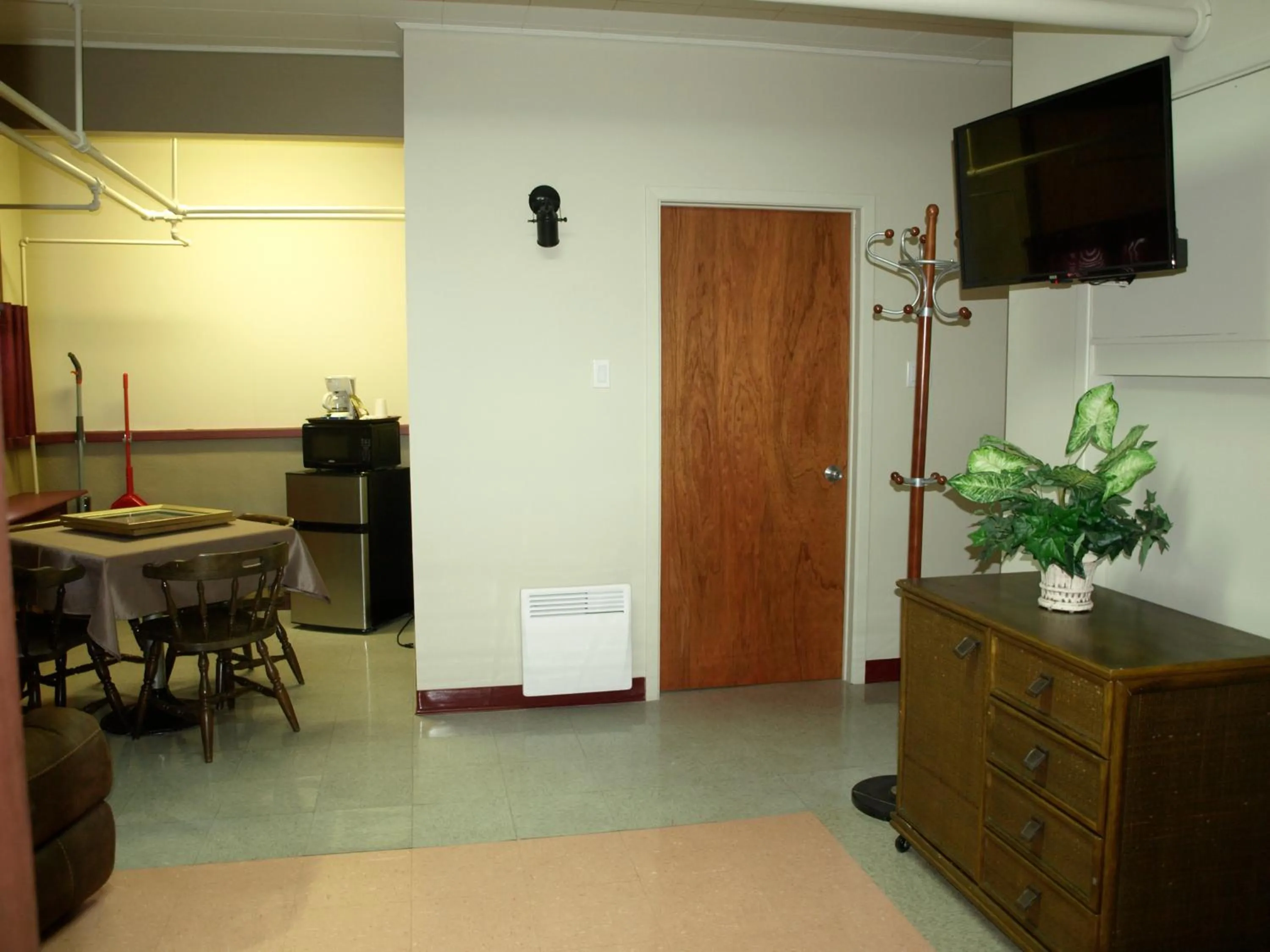TV and multimedia in Auberge Internationale La Vieille École