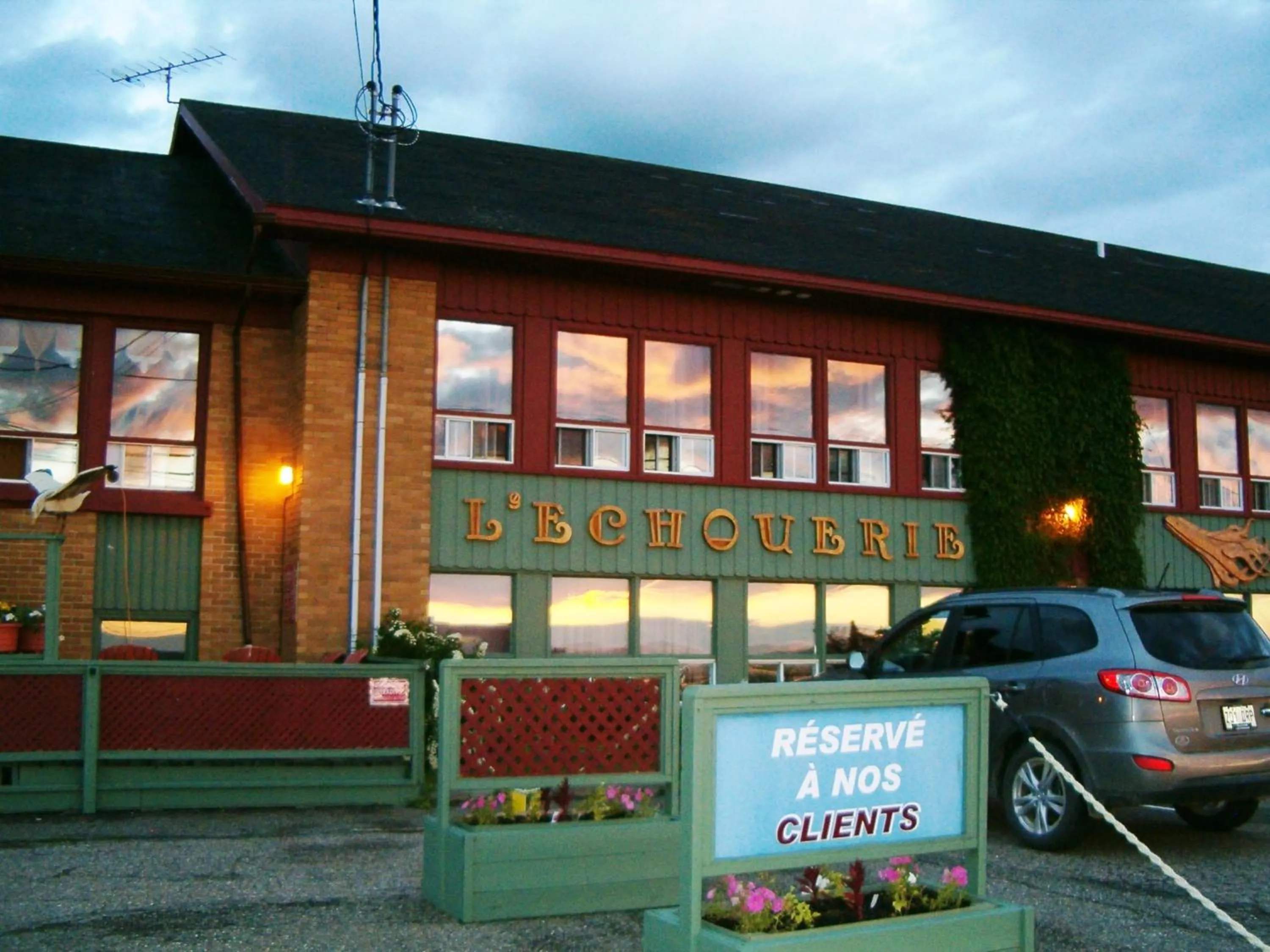 Facade/entrance in Auberge Internationale La Vieille École