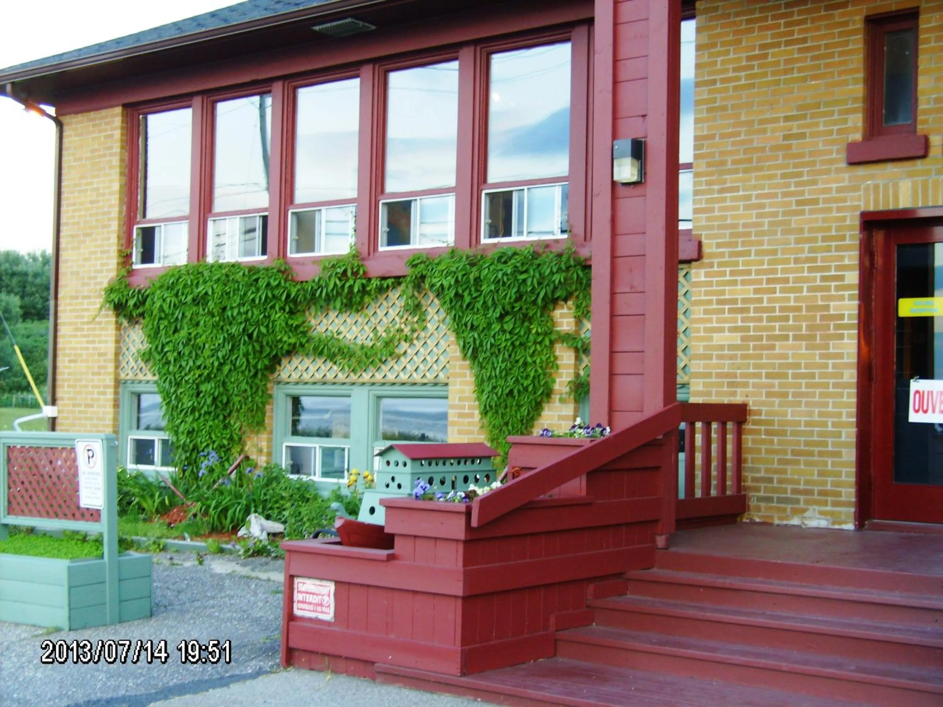 Facade/entrance in Auberge Internationale La Vieille École