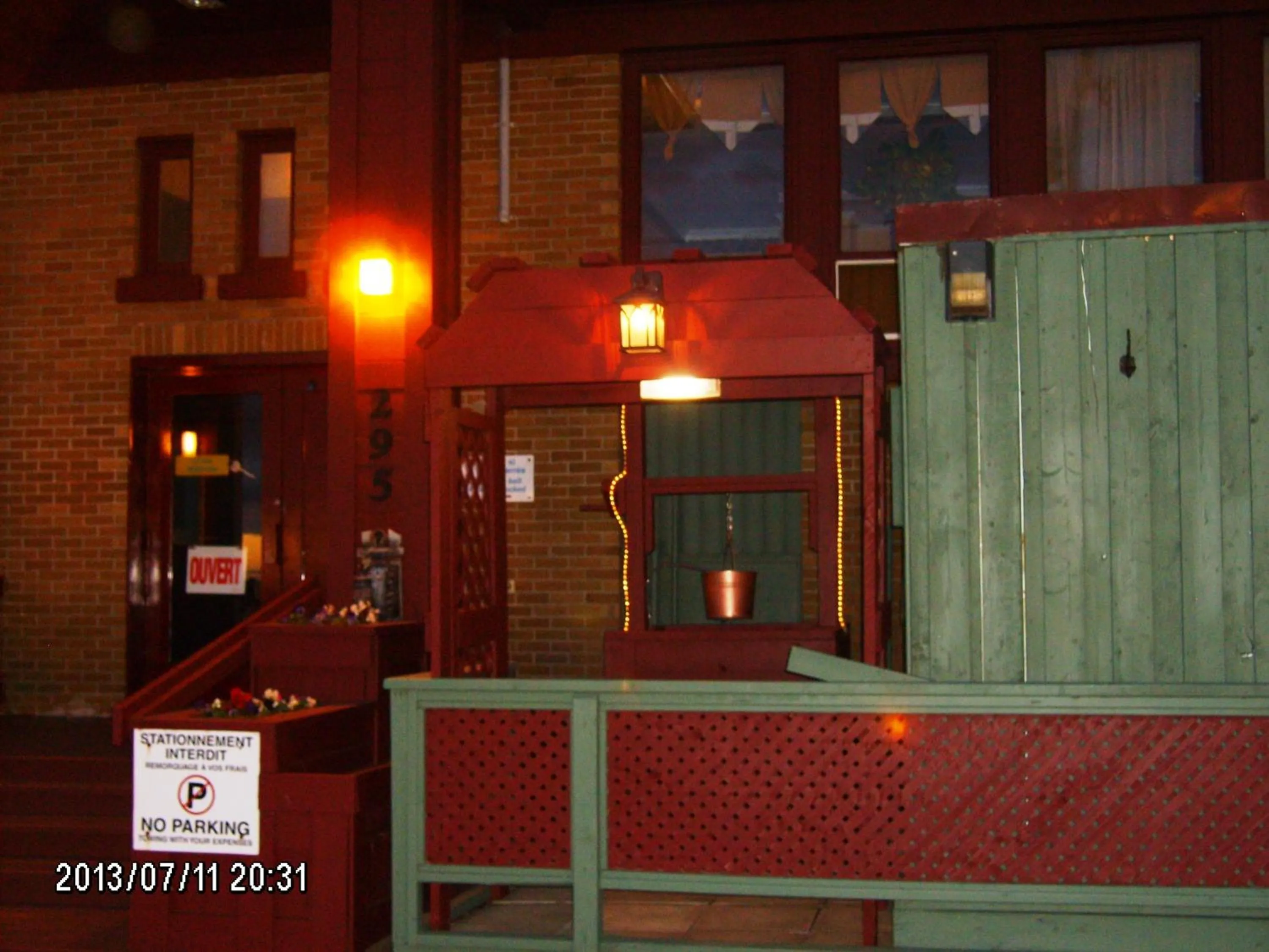 Facade/entrance in Auberge Internationale La Vieille École