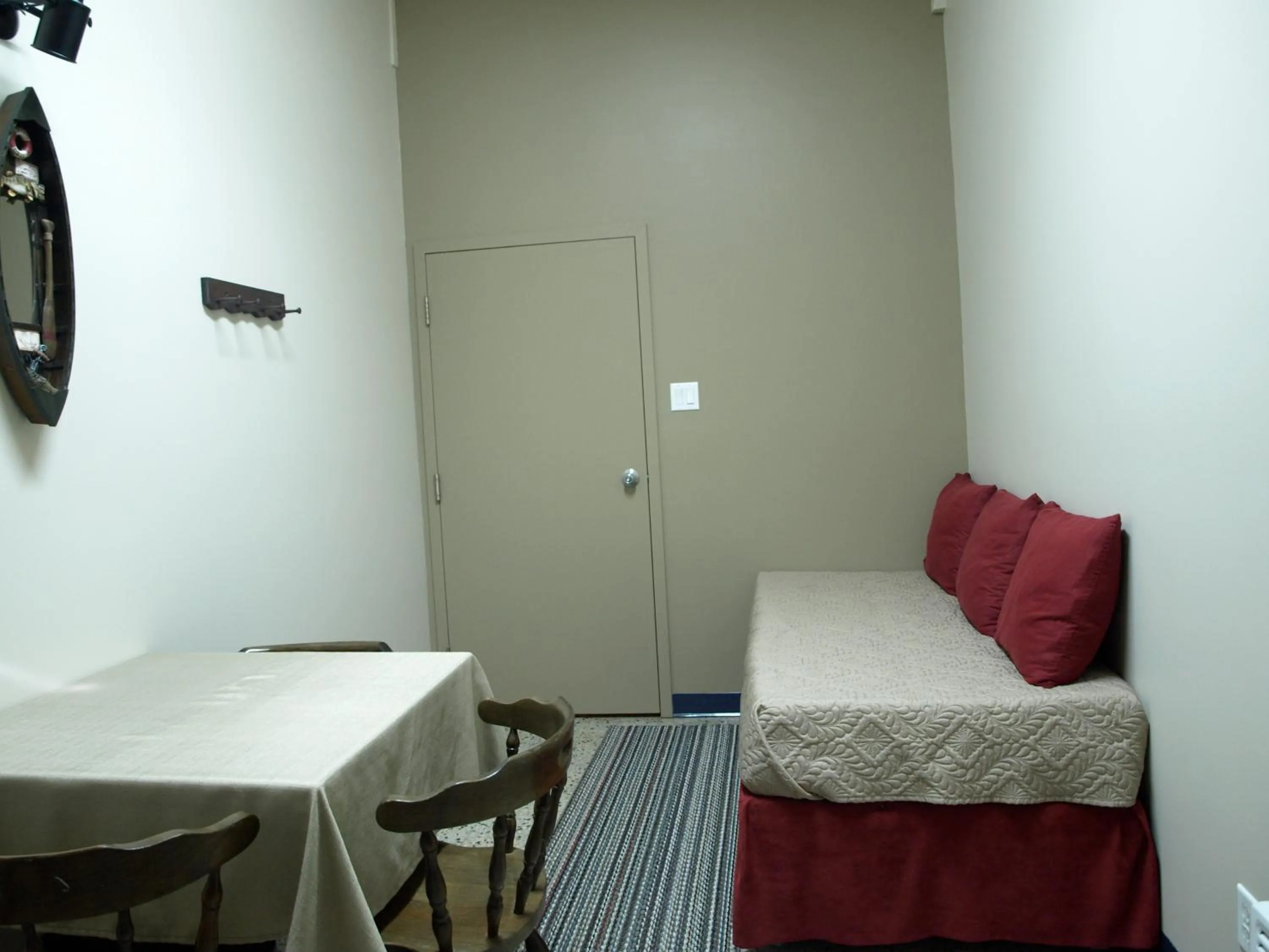 Living room, Bed in Auberge Internationale La Vieille École