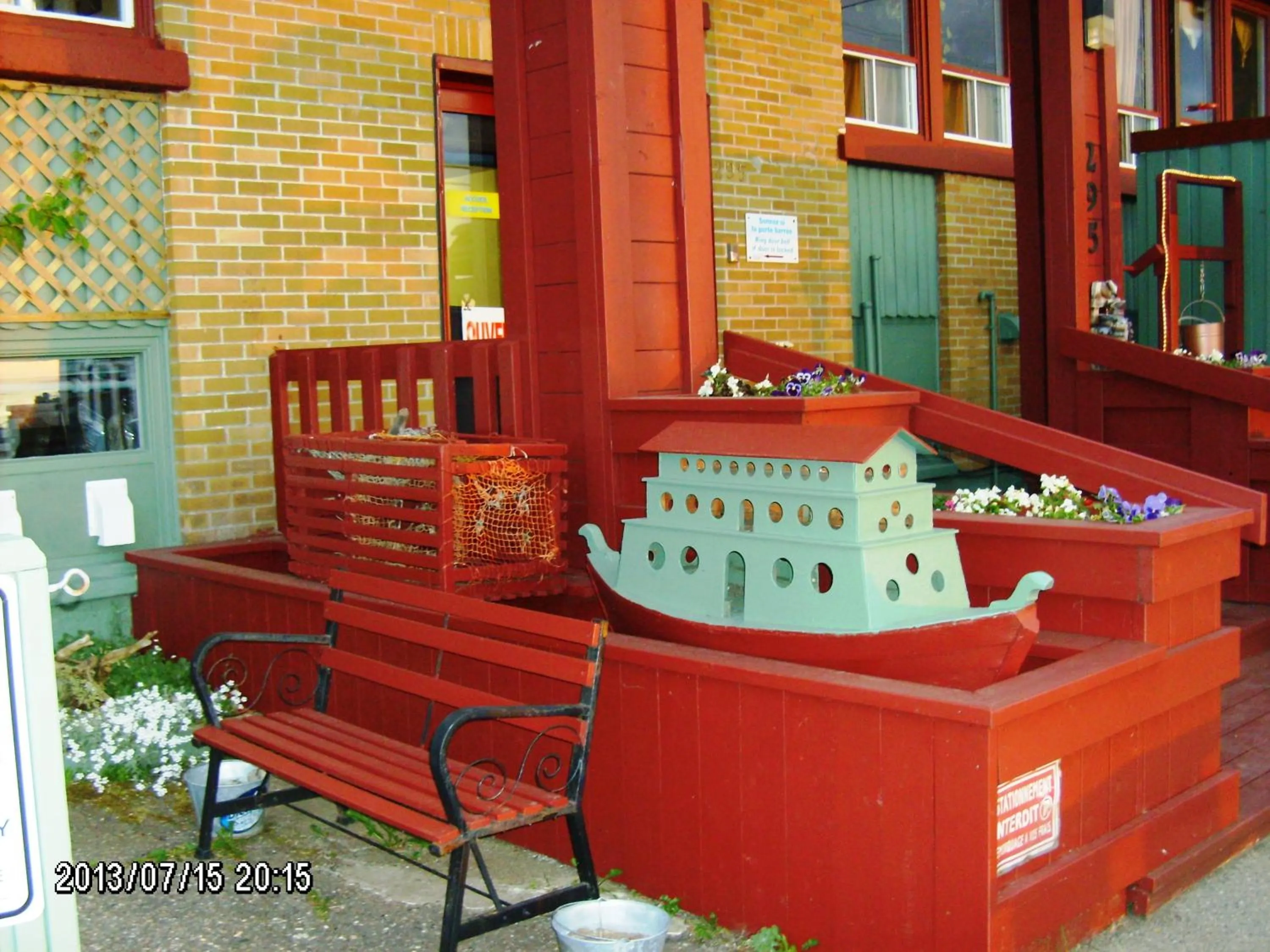 Facade/entrance in Auberge Internationale La Vieille École