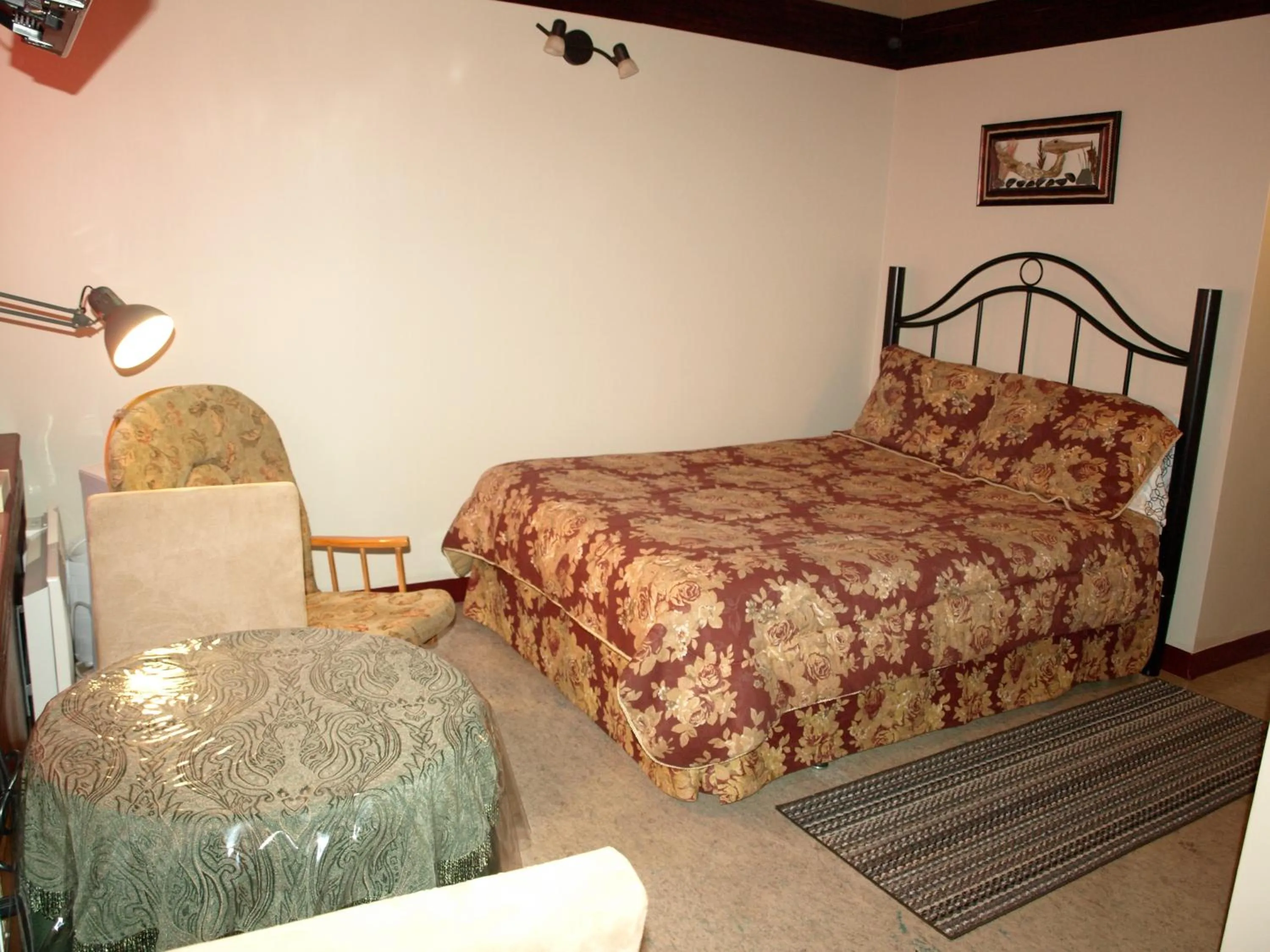 Photo of the whole room, Bed in Auberge Internationale La Vieille École