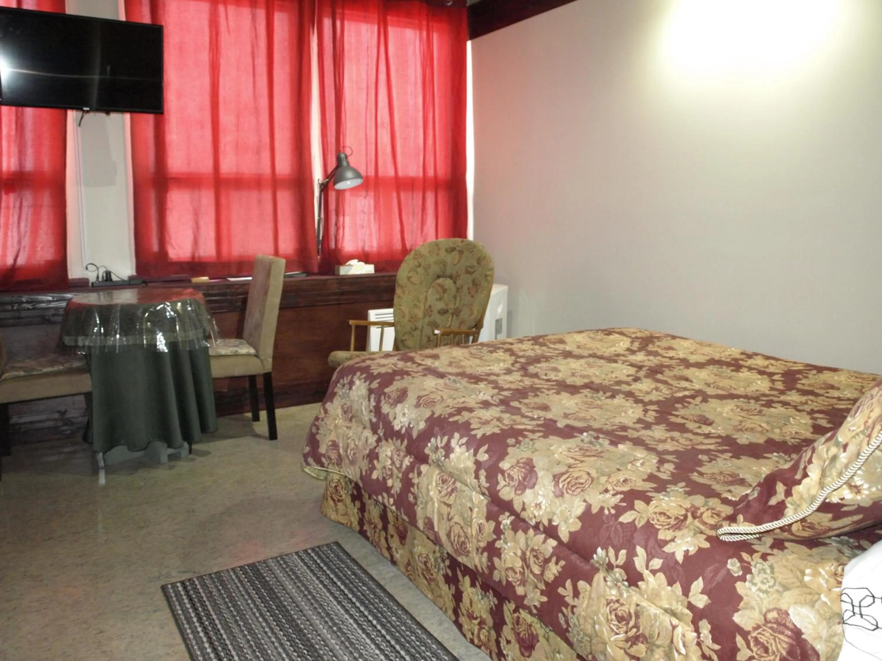 Photo of the whole room, Bed in Auberge Internationale La Vieille École