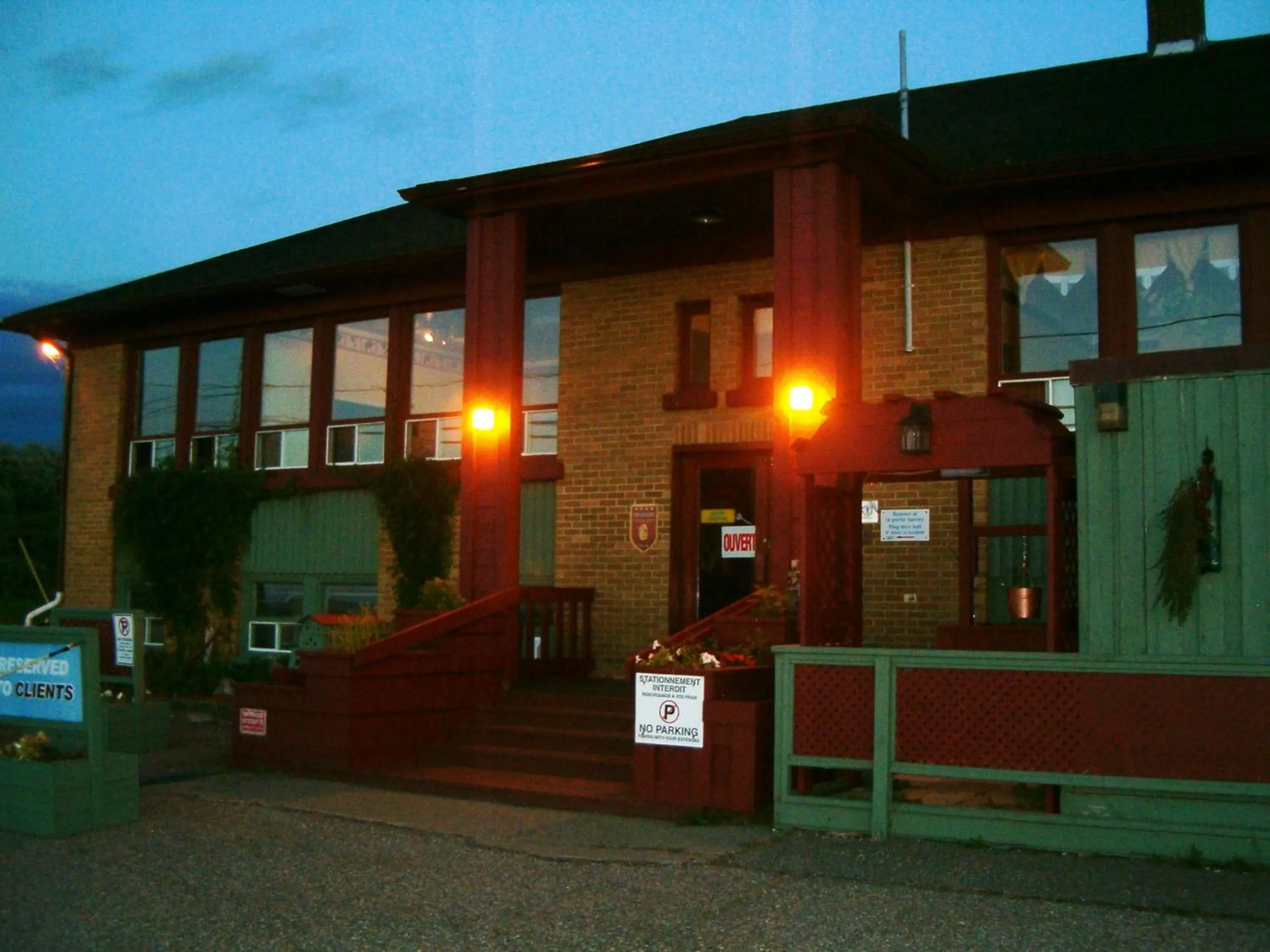 Facade/entrance in Auberge Internationale La Vieille École