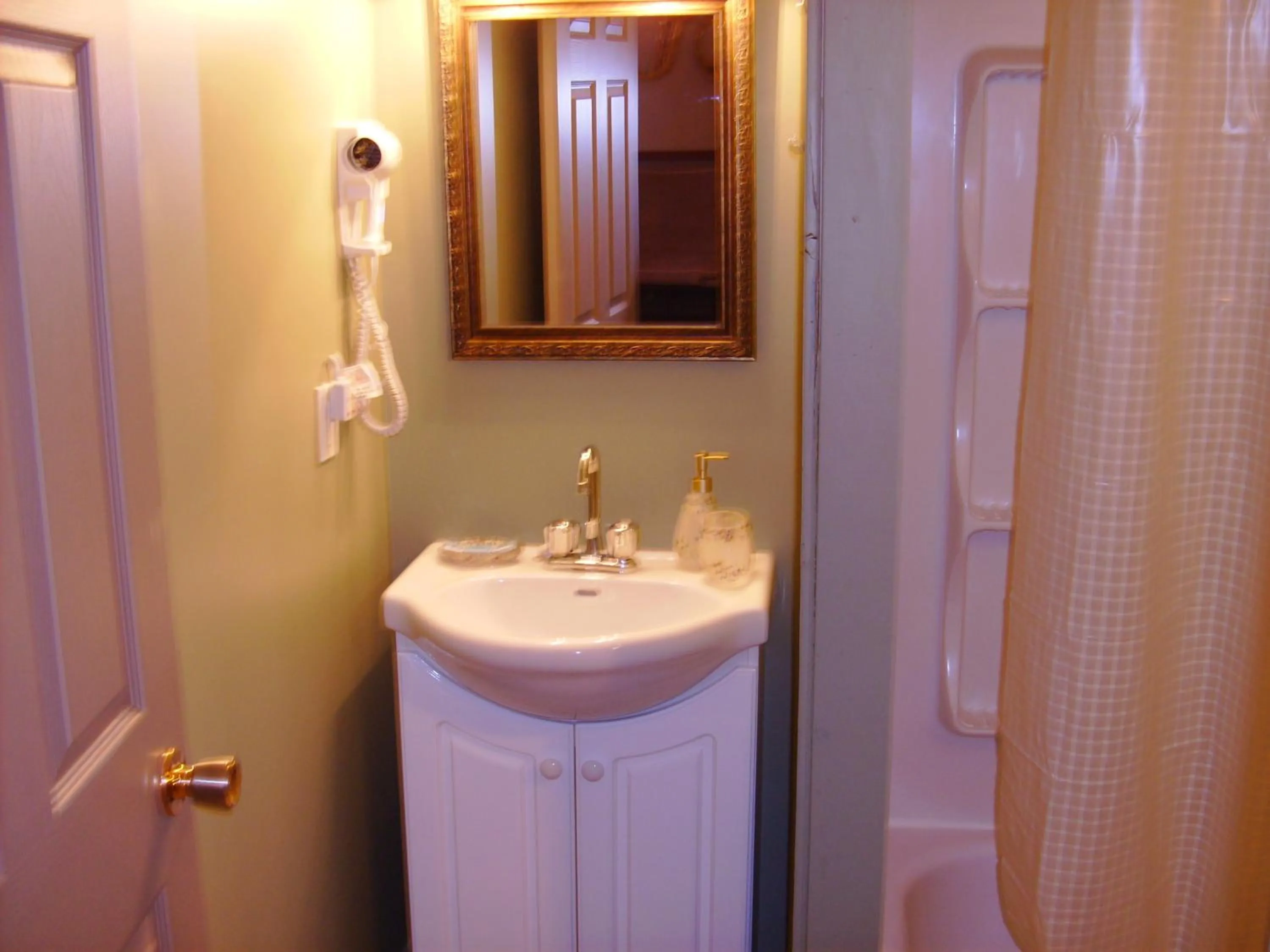 Bathroom in Auberge Internationale La Vieille École