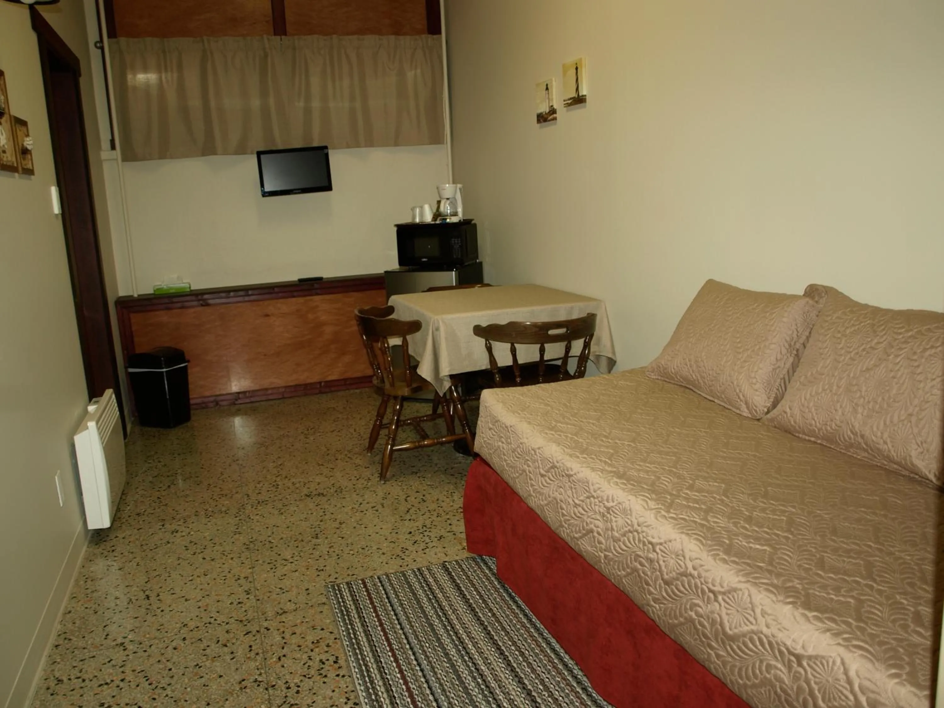 TV and multimedia in Auberge Internationale La Vieille École