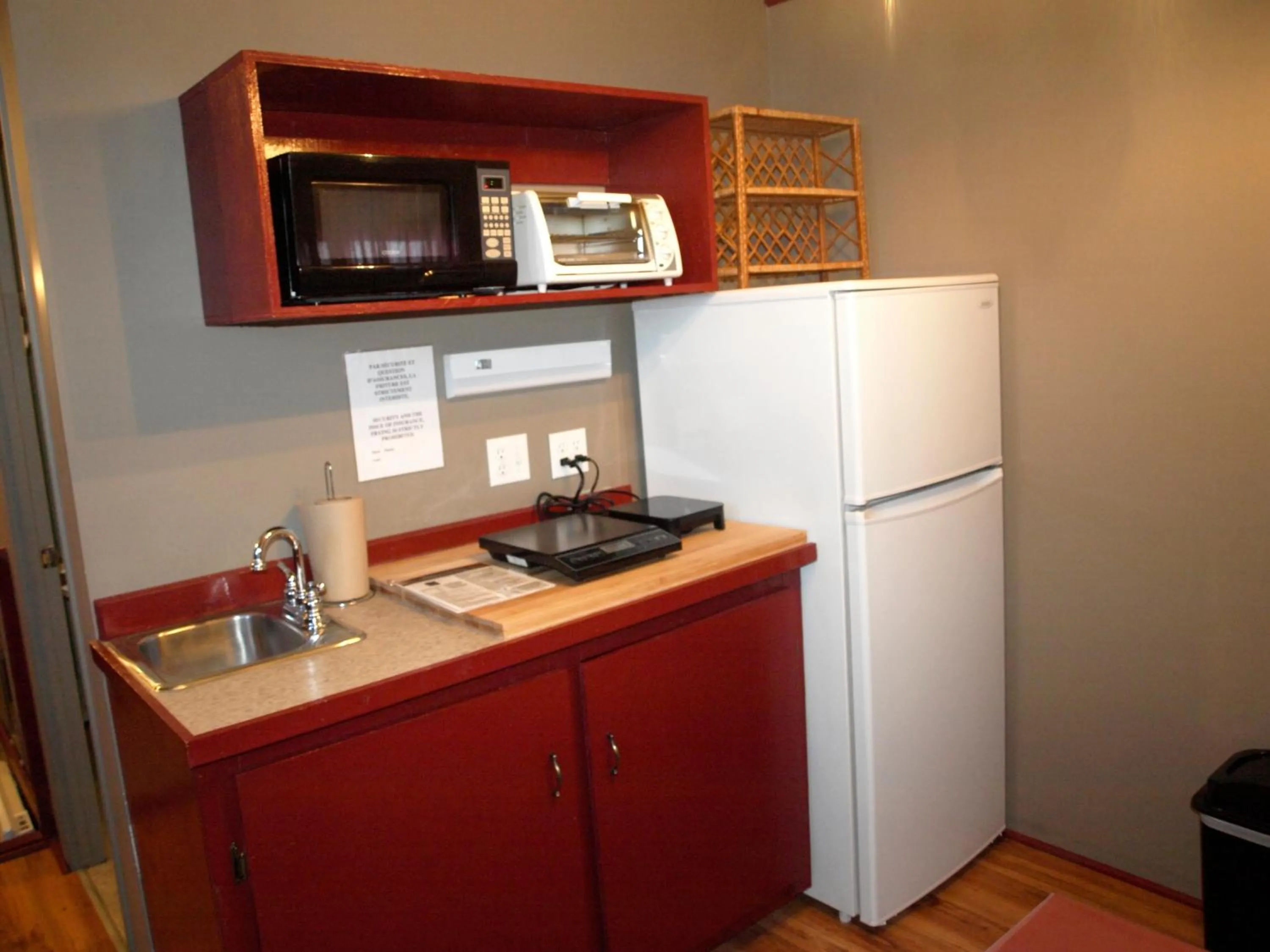 Kitchen or kitchenette in Auberge Internationale La Vieille École