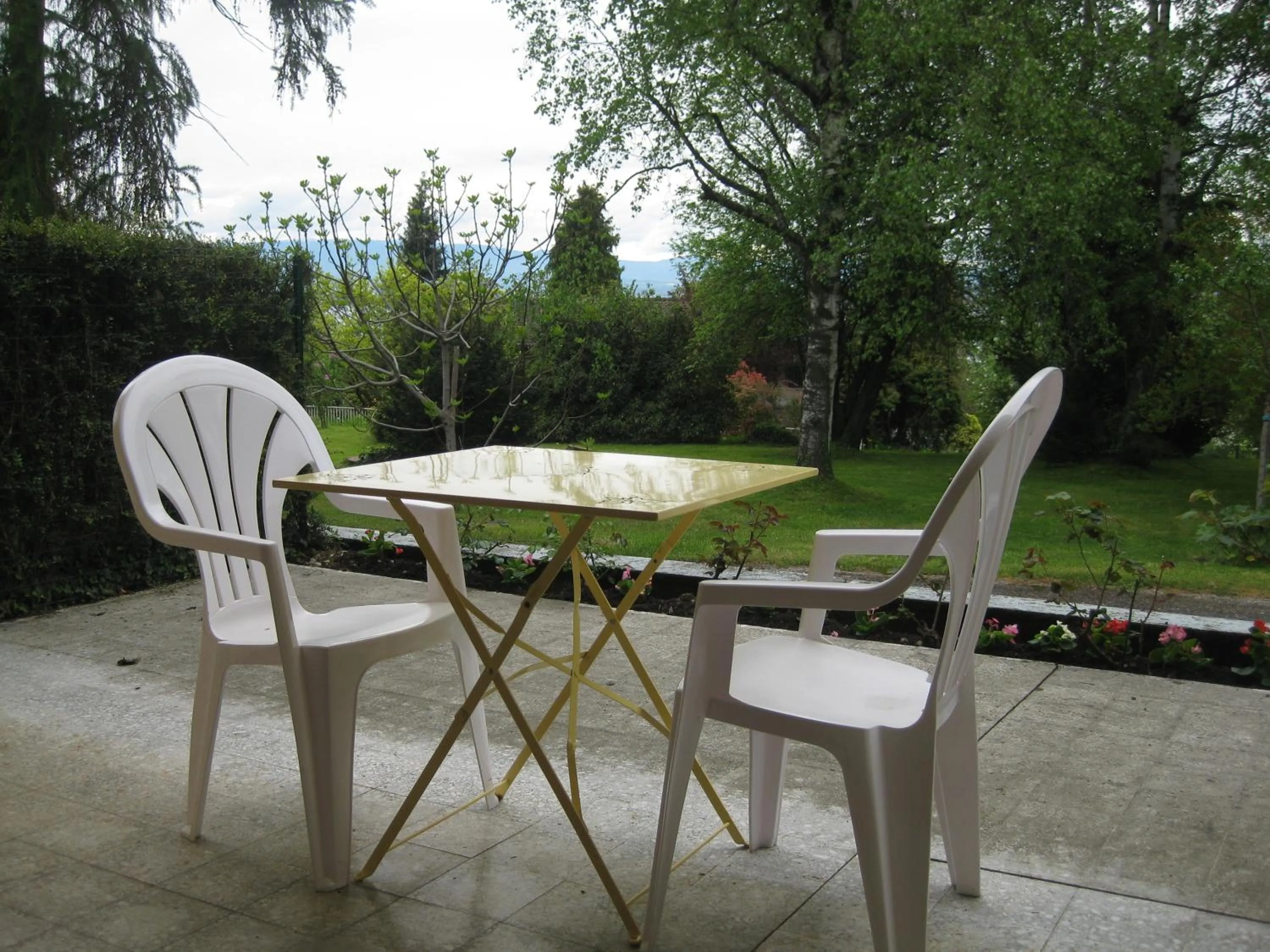 Patio in Hôtel Les Pavillons du Golf