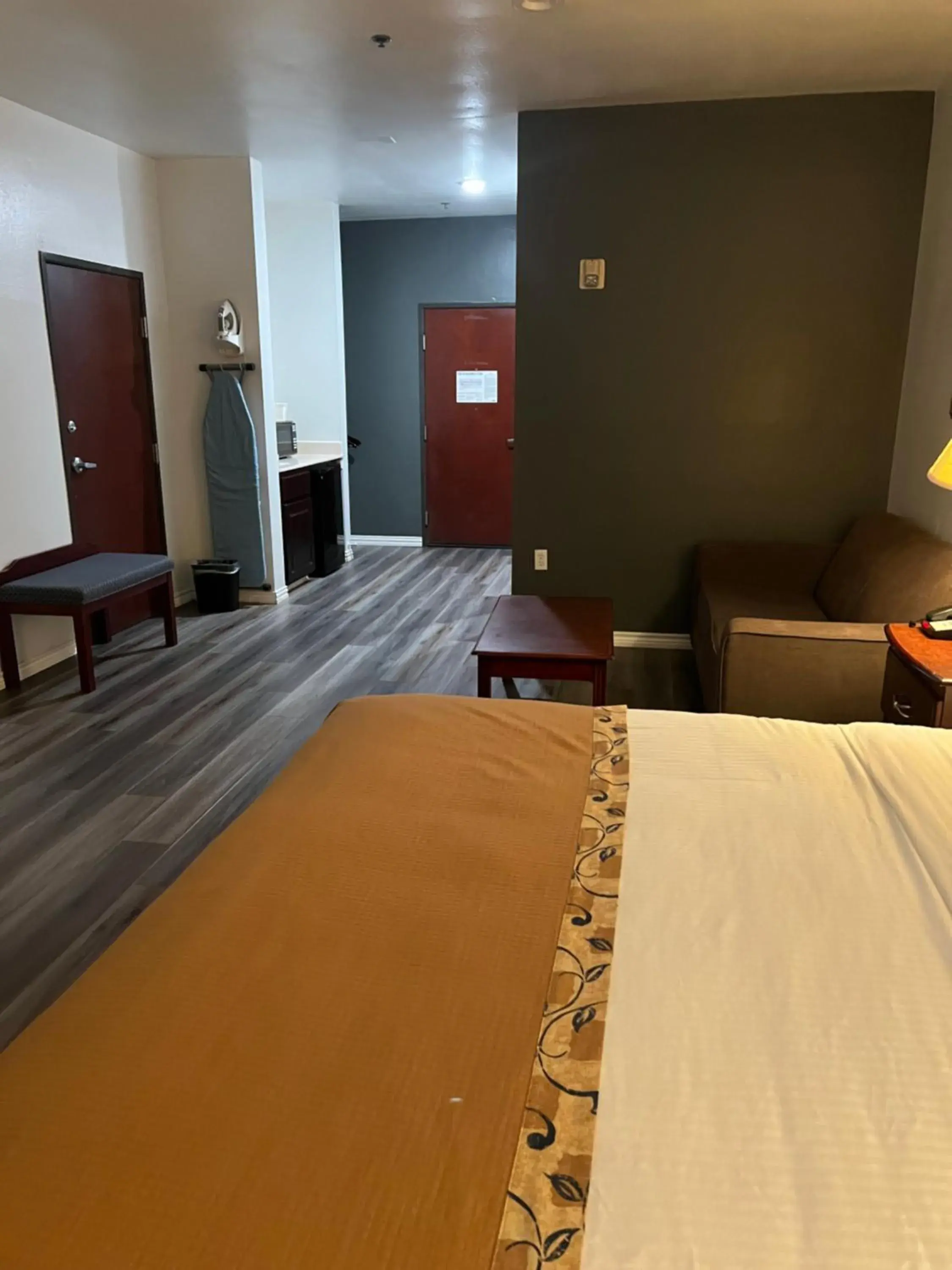 King Suite - single occupancy - Disability Access in The Regal Hotel King Suite - single occupancy - Disability Access in The Regal Hotel