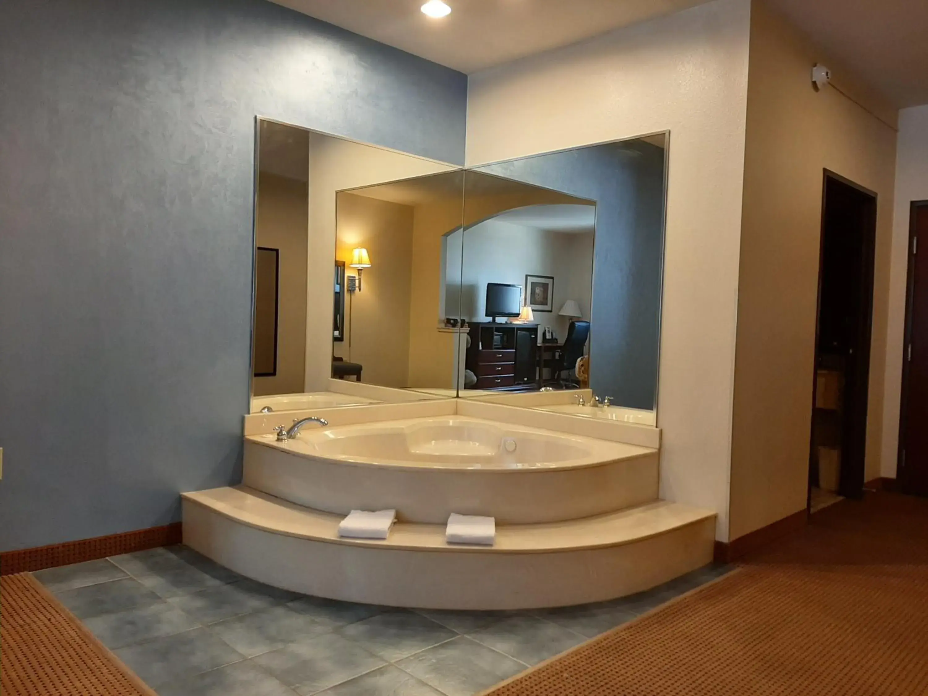 King Suite with Spa Bath - single occupancy in The Regal Hotel King Suite with Spa Bath - single occupancy in The Regal Hotel