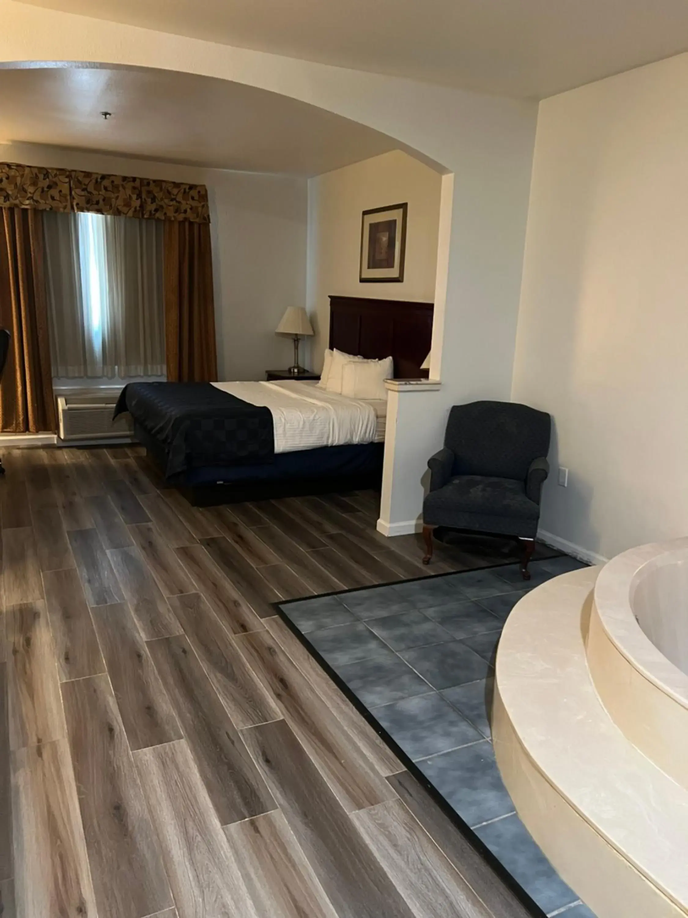 King Suite with Spa Bath - single occupancy in The Regal Hotel King Suite with Spa Bath - single occupancy in The Regal Hotel