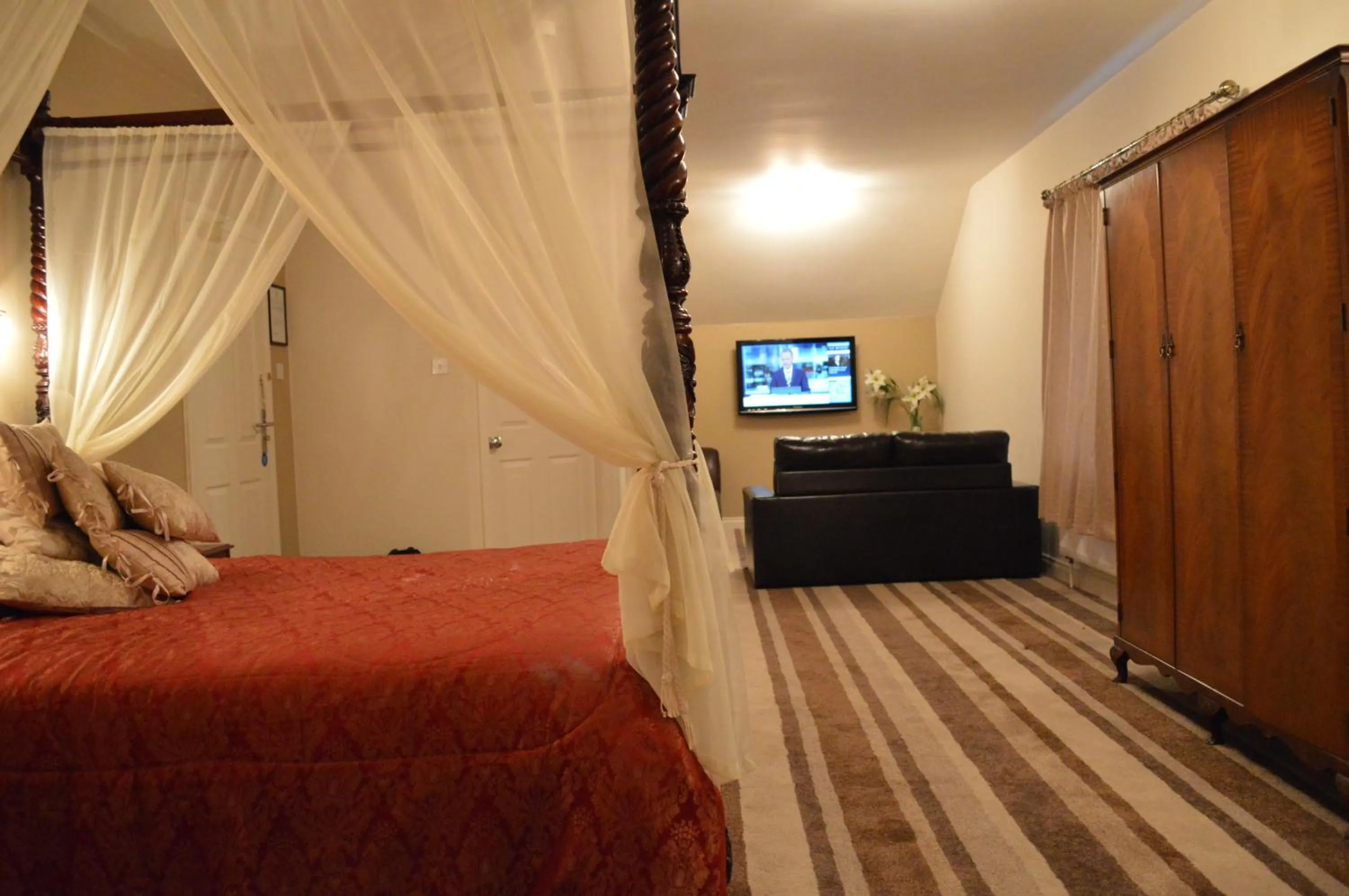 Communal lounge/ TV room, Bed in Hotel Curracloe