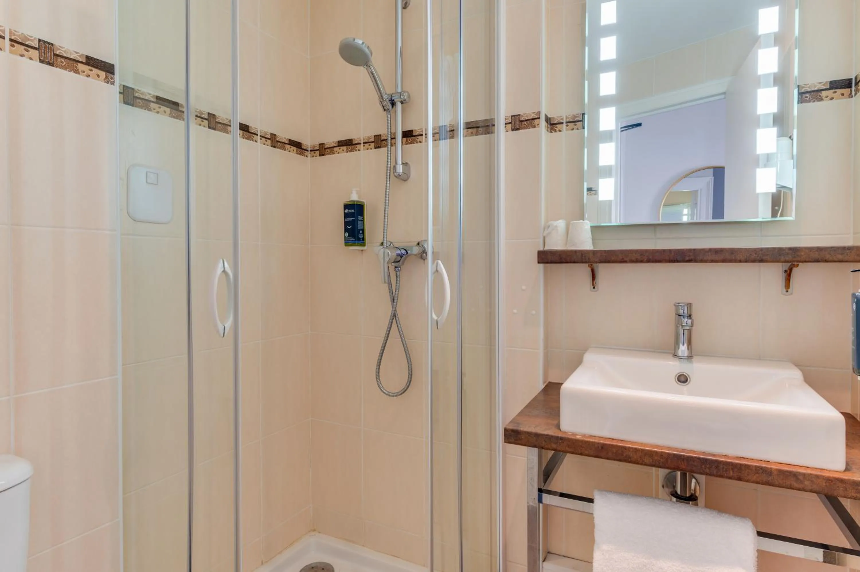 Bathroom in Brit Hôtel Confort Cléria Lorient Centre