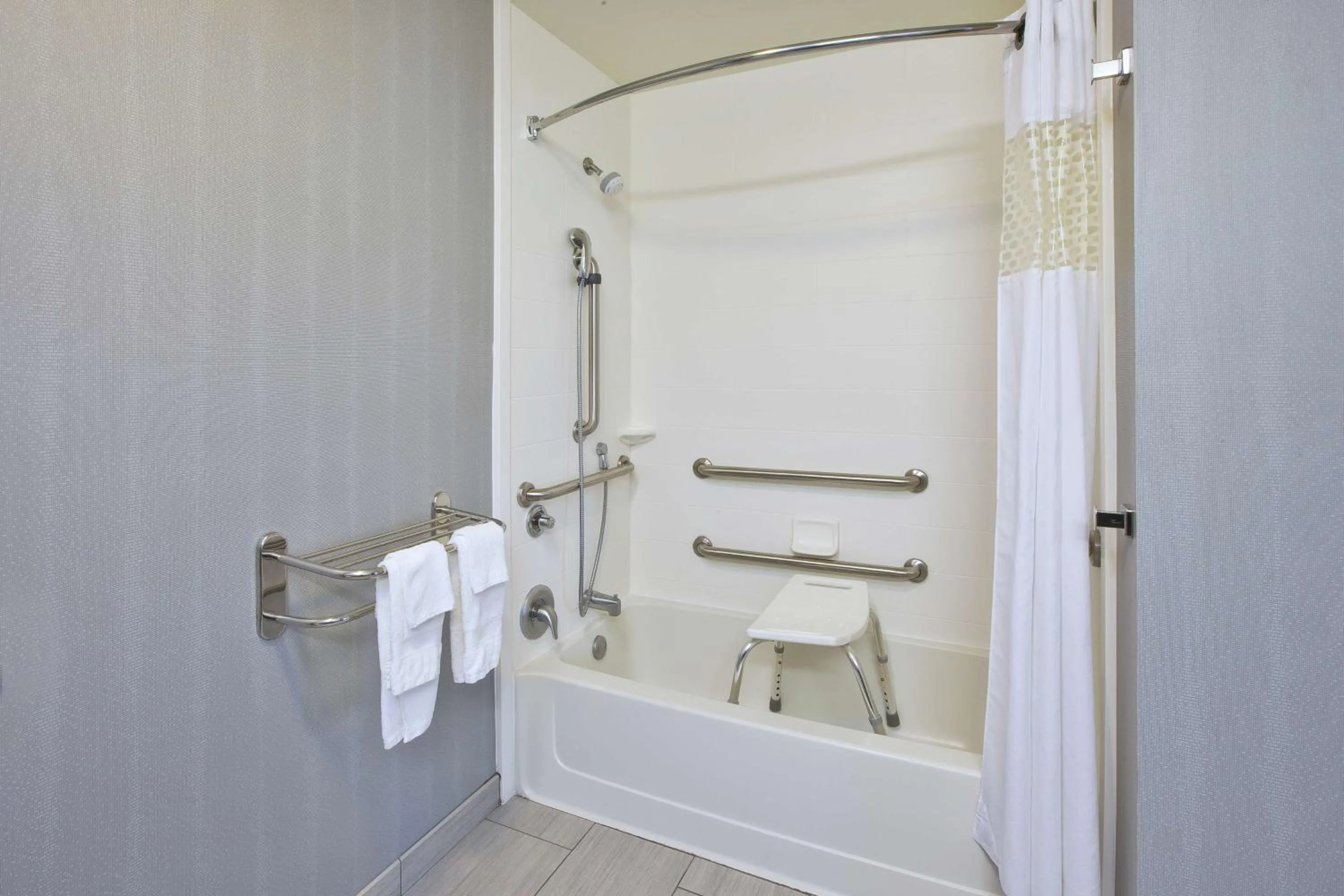 Bathroom in Hampton Inn & Suites - Elyria