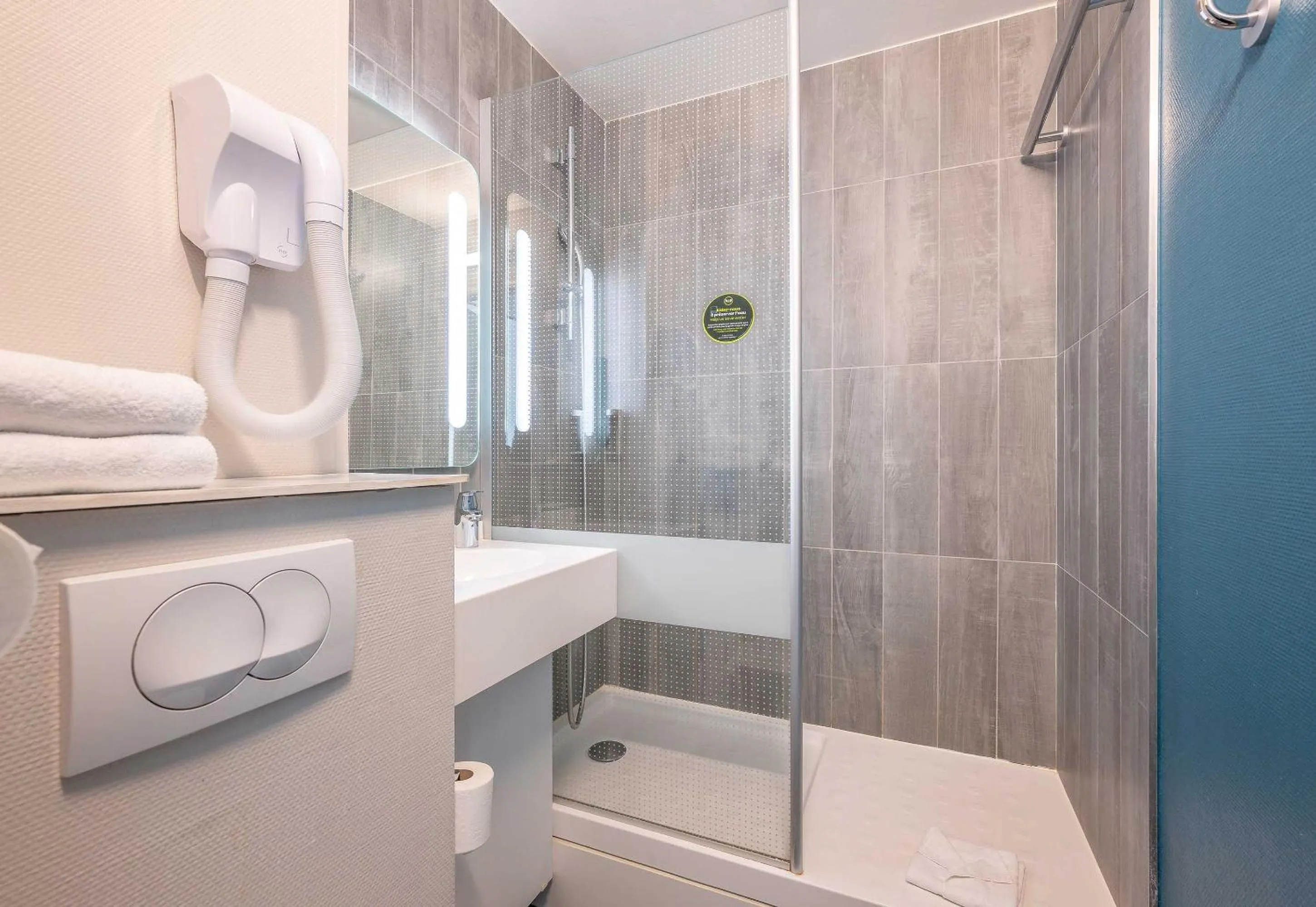 Shower in ibis Bordeaux Mérignac