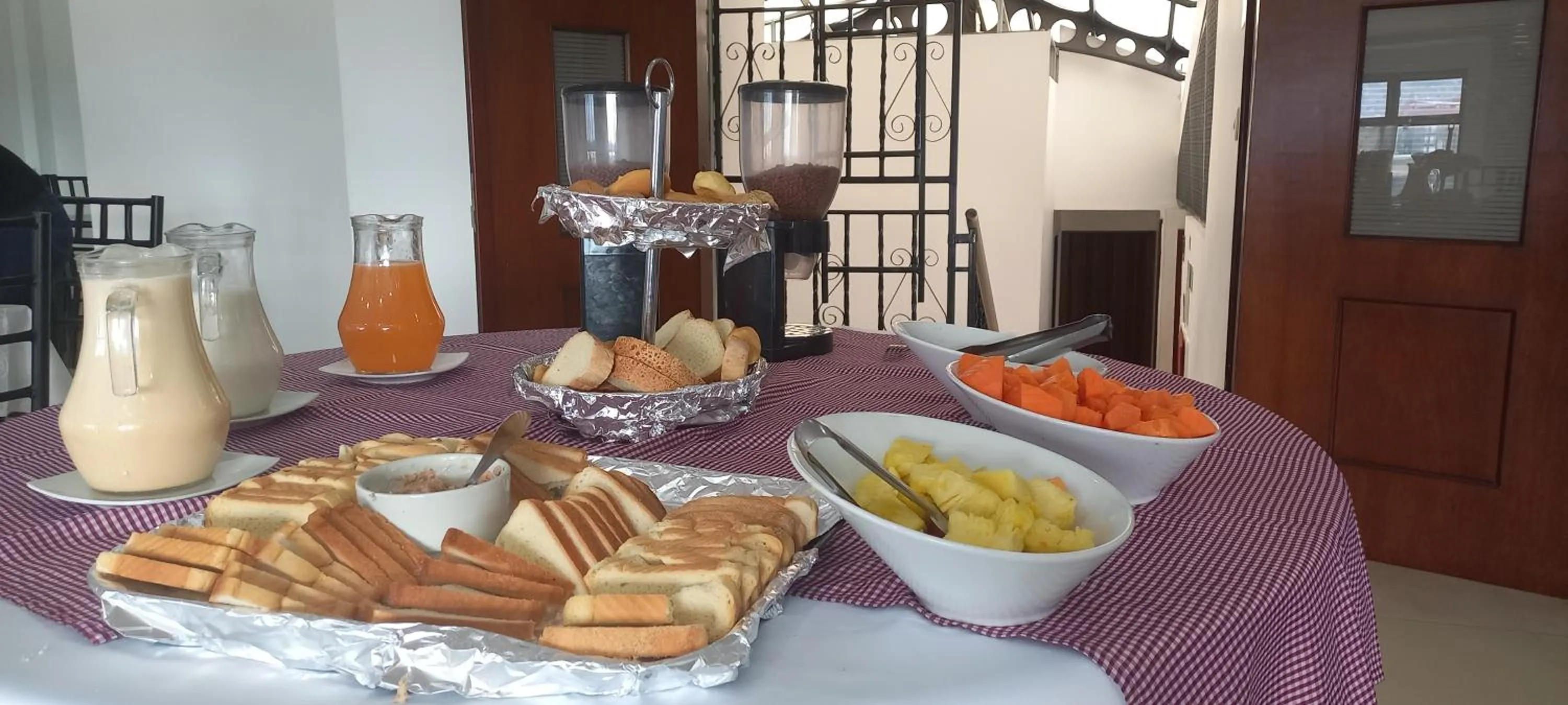 Breakfast in Hotel Splendor by Friends Company