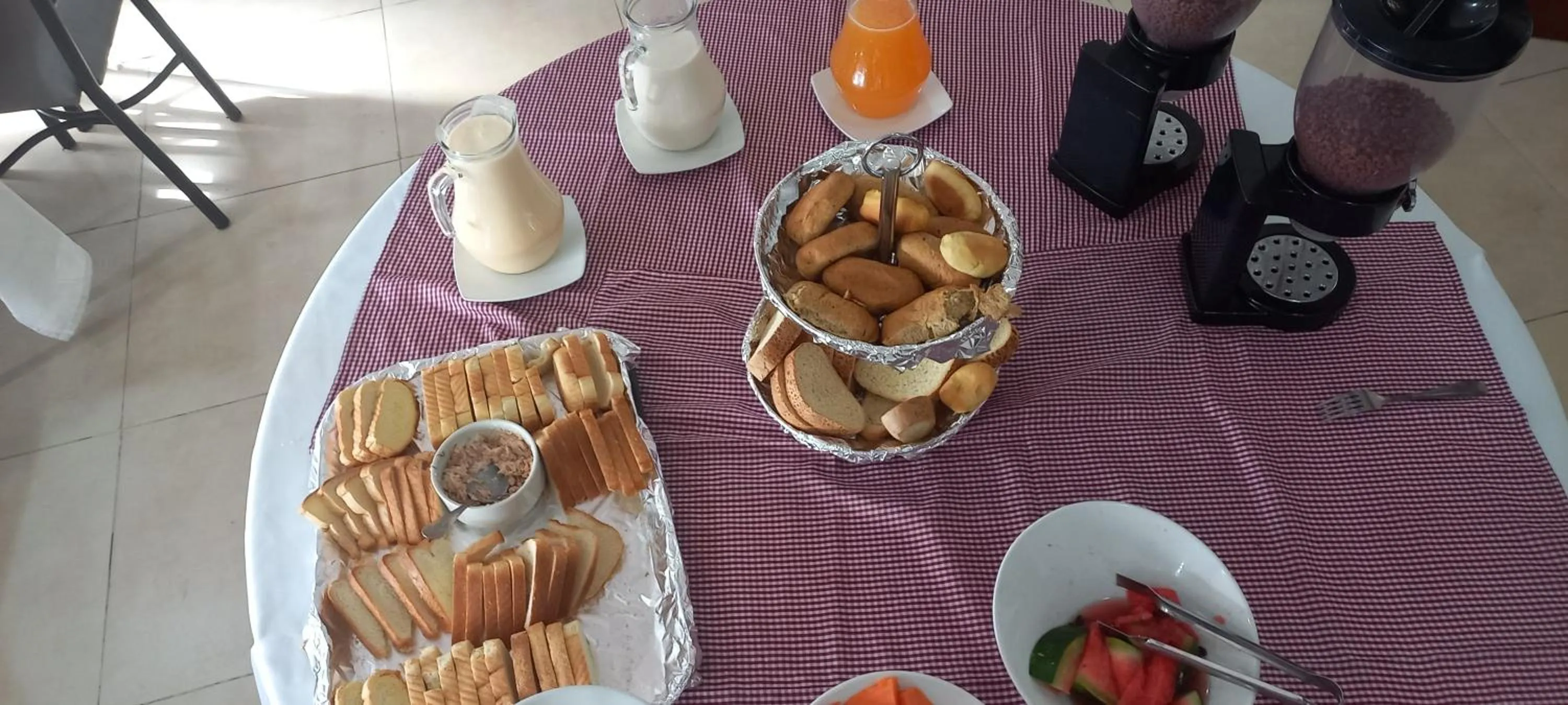 Breakfast in Hotel Splendor by Friends Company