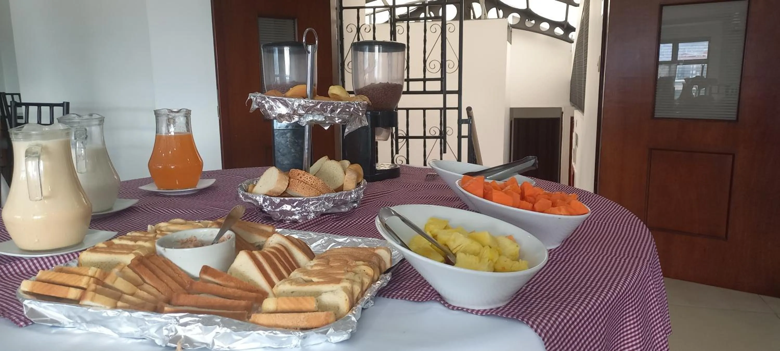 Breakfast in Hotel Splendor by Friends Company