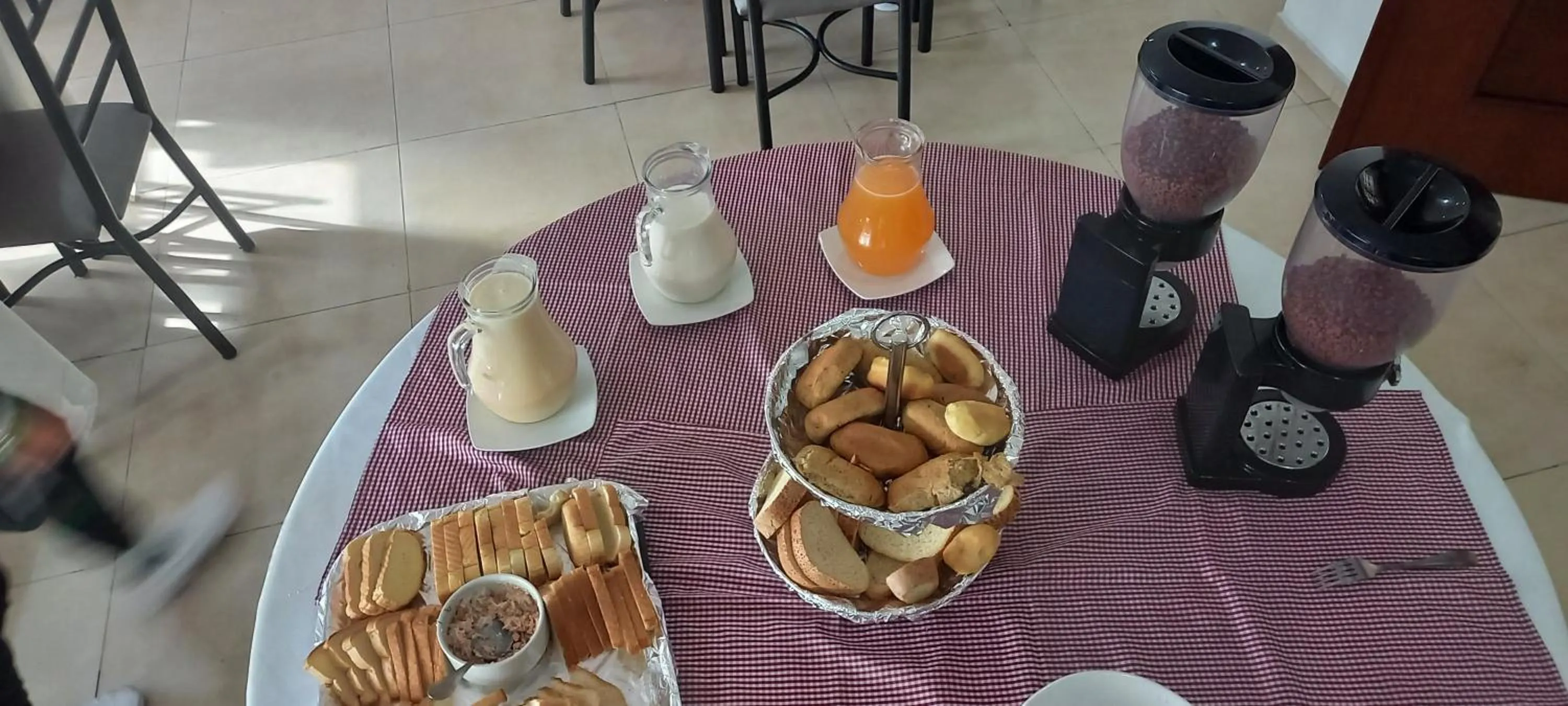 Breakfast in Hotel Splendor by Friends Company