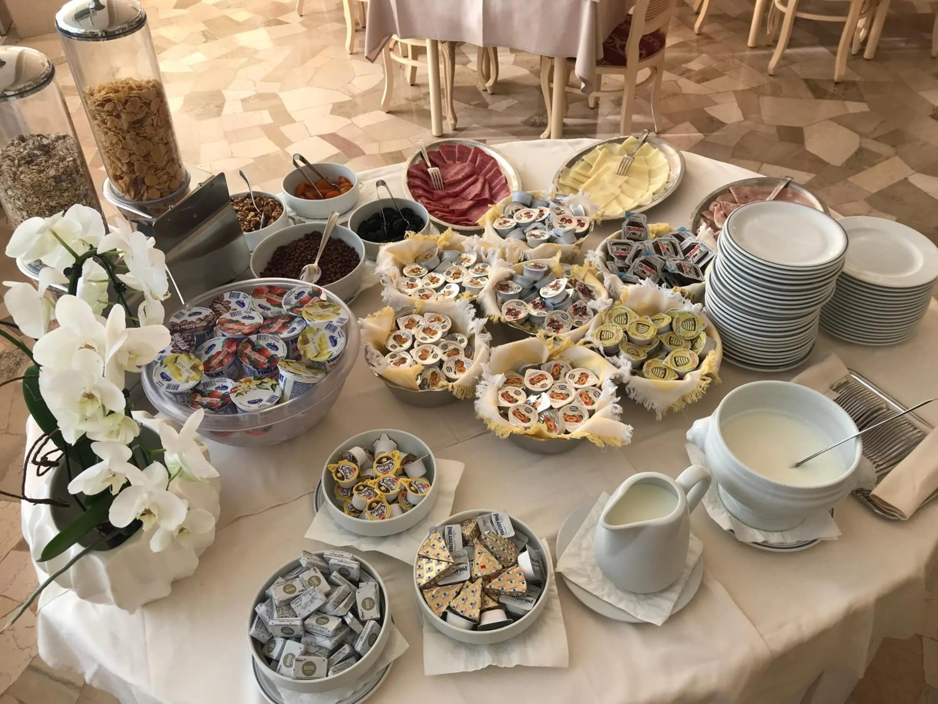 Restaurant/places to eat in Hotel Excelsior