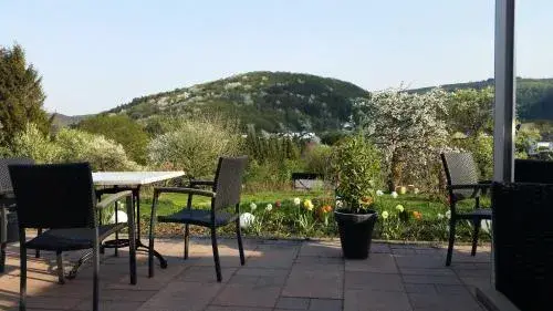 Hinter den Spiegeln Hinter den Spiegeln