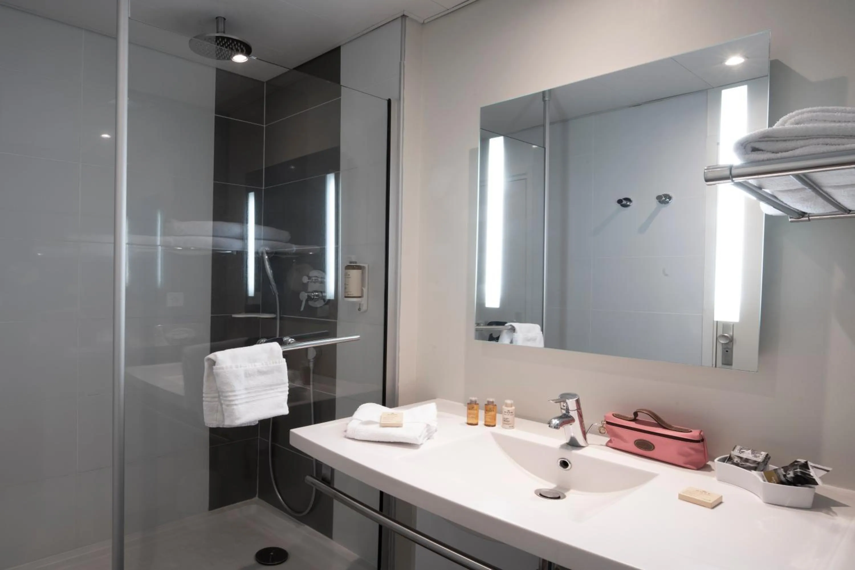 Toilet in Hôtel Mercure Lille Aéroport