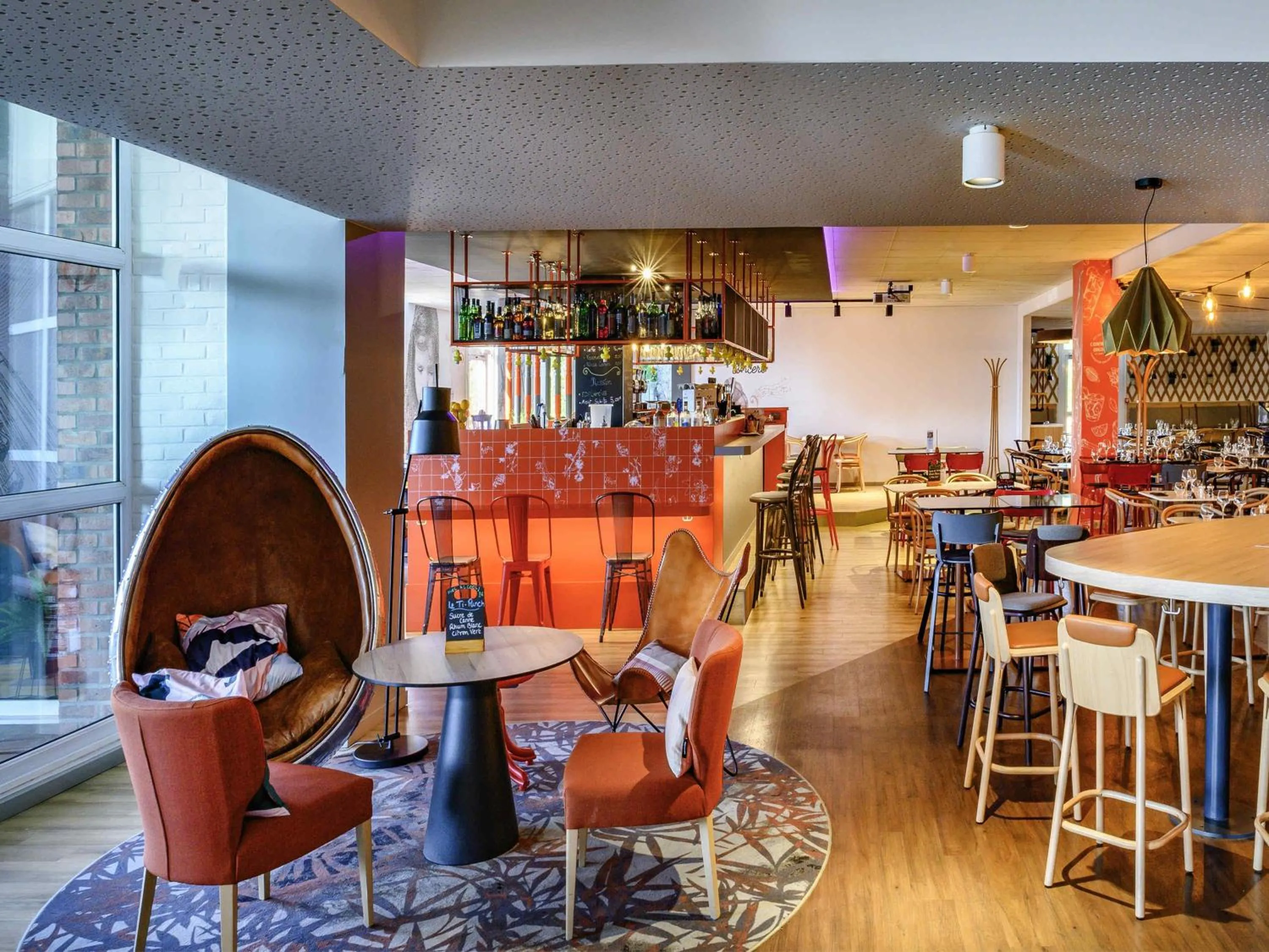 Lounge or bar in Hôtel Mercure Lille Aéroport