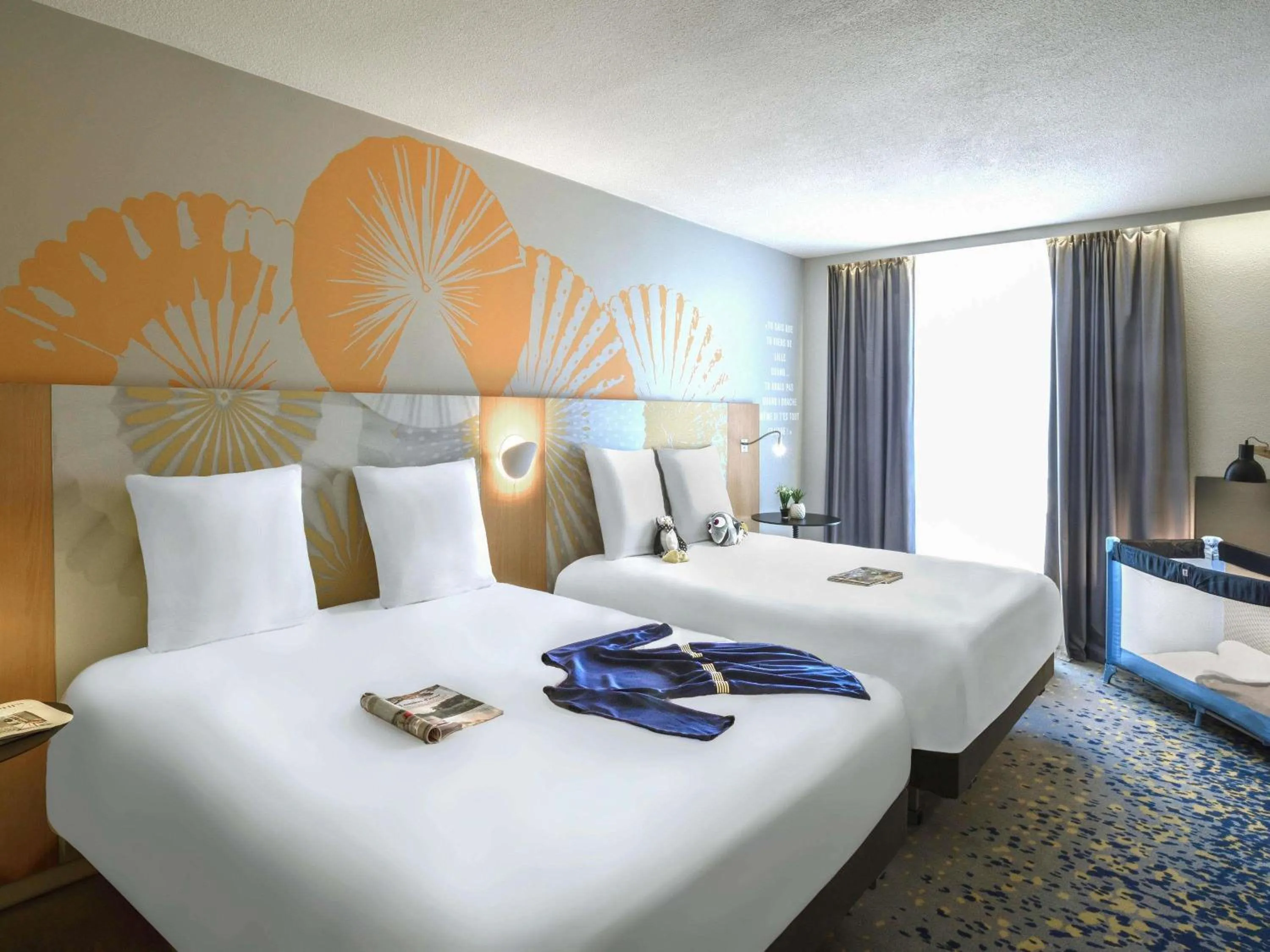 Bedroom, Bed in Hôtel Mercure Lille Aéroport