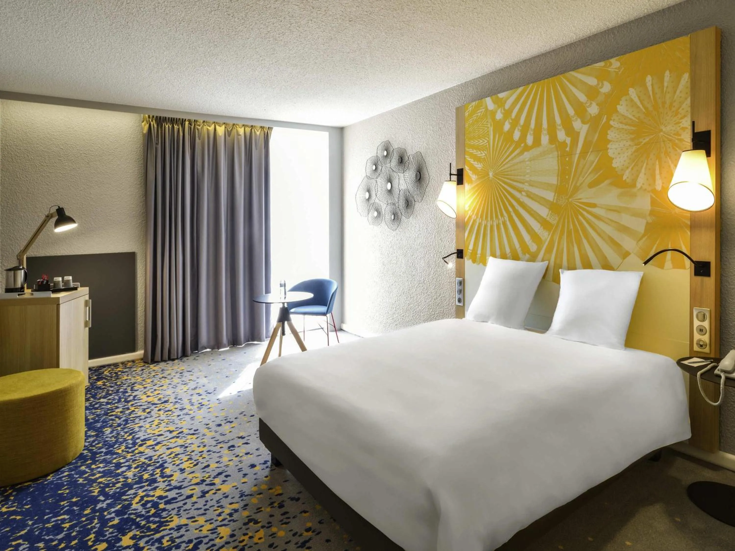 Bedroom, Bed in Hôtel Mercure Lille Aéroport