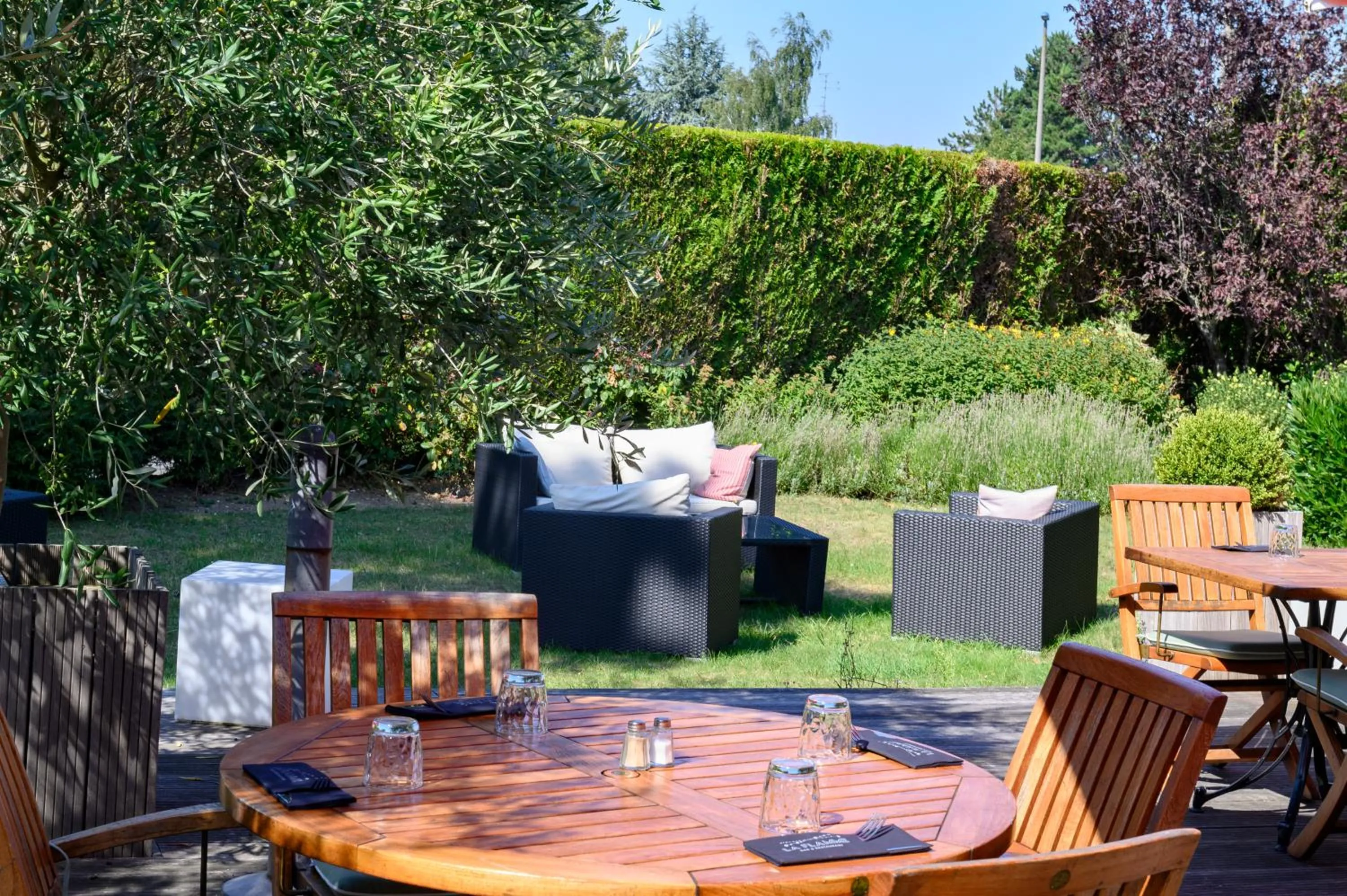 Patio in Hôtel Mercure Lille Aéroport