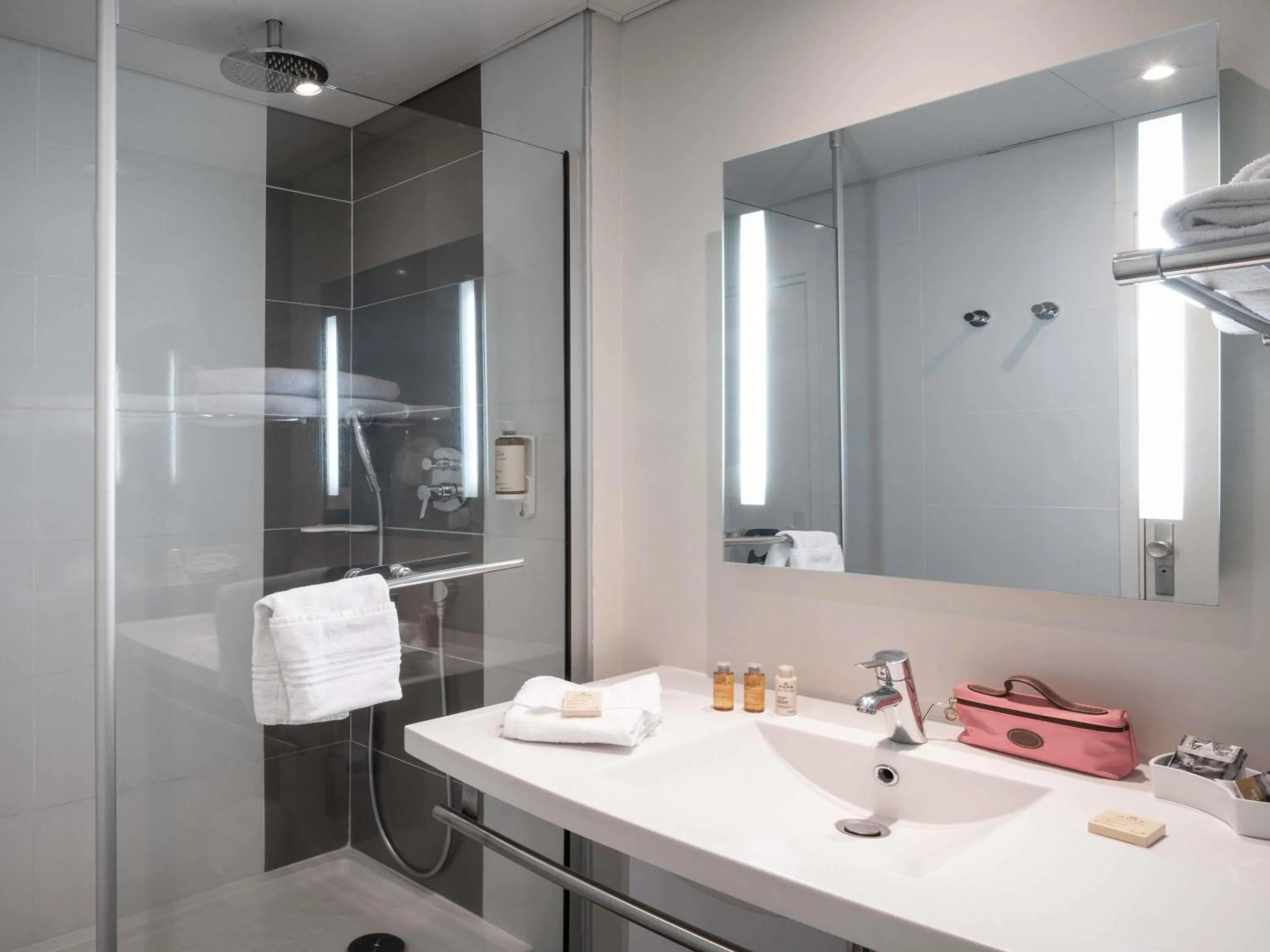 Bedroom in Hôtel Mercure Lille Aéroport